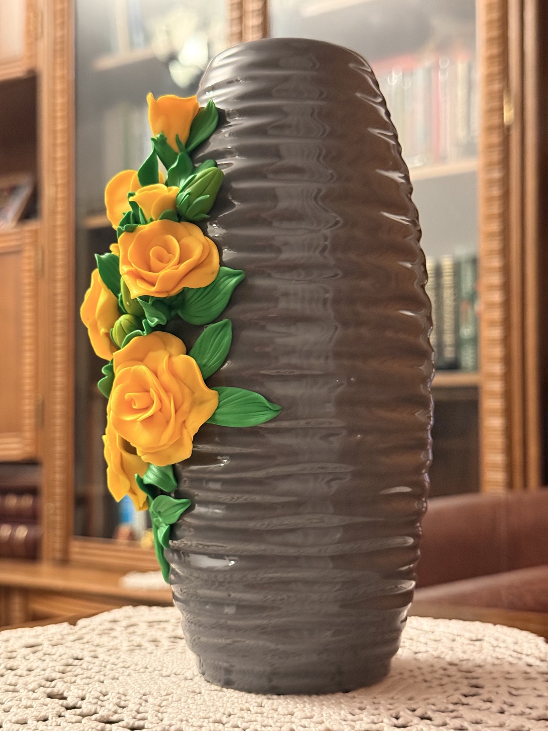 Vază cu decor lucrat manual �Buchet trandafiri - casă & stil de viață - echipamente de bucătărie - accesorii de servire - căni - Artynos.ro