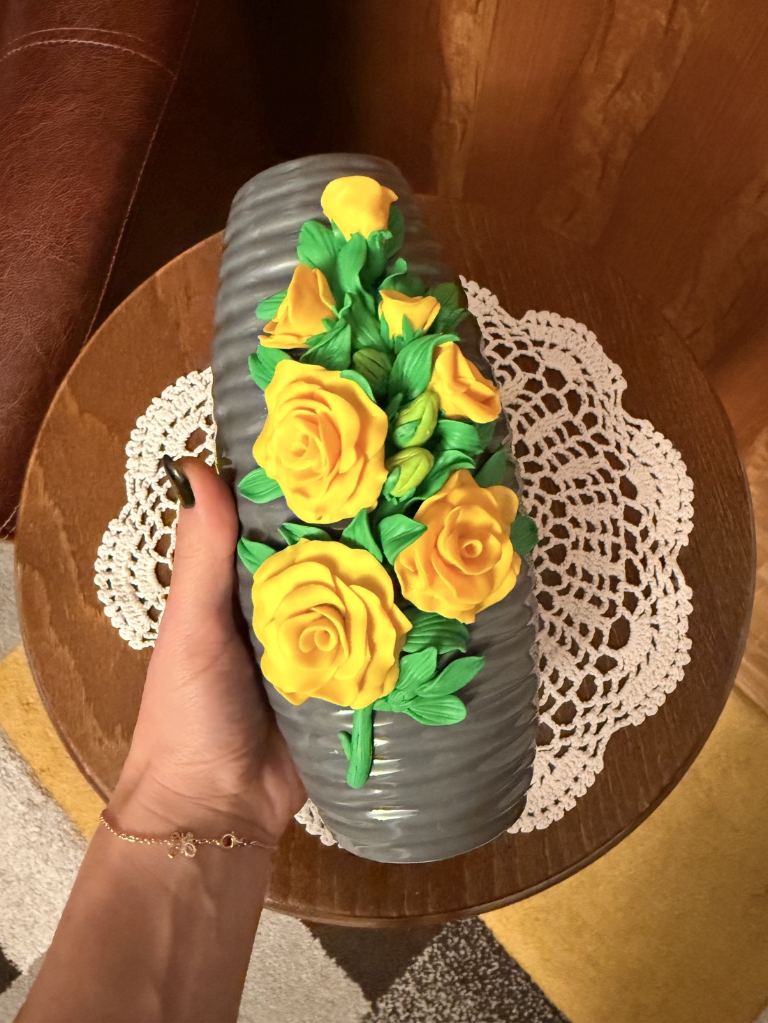 Vază cu decor lucrat manual �Buchet trandafiri - casă & stil de viață - echipamente de bucătărie - accesorii de servire - căni - Artynos.ro