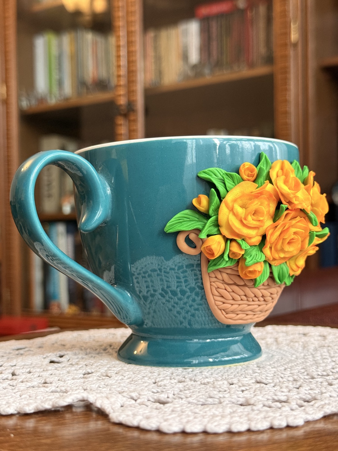 Cana cu decor lucrat manual �Coșuleț cu flori - casă & stil de viață - echipamente de bucătărie - accesorii de servire - căni - Artynos.ro