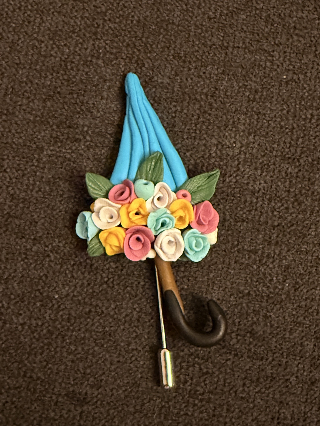 Broșă �Umbrelă cu flori lucrată manual - bijuterii - broșe - Artynos.ro