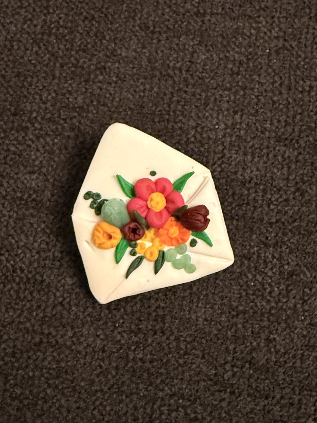 Broșă �plic cu flori lucrată manual - bijuterii - broșe - Artynos.ro