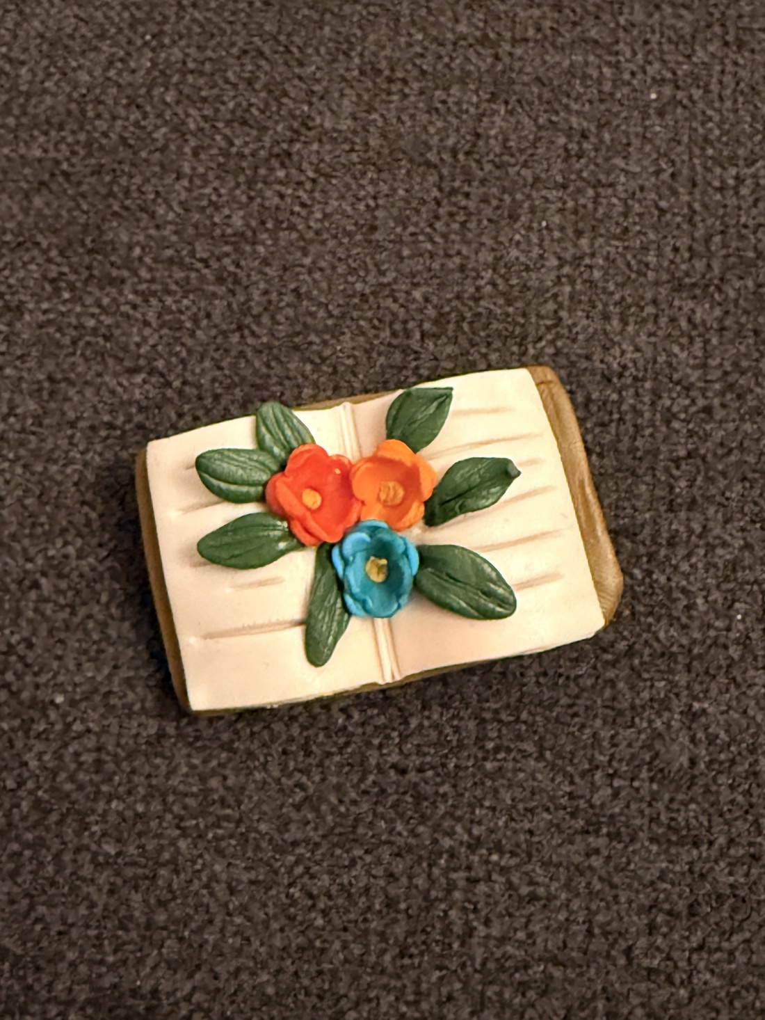 Broșă �carte cu flori lucrată manual - bijuterii - broșe - Artynos.ro