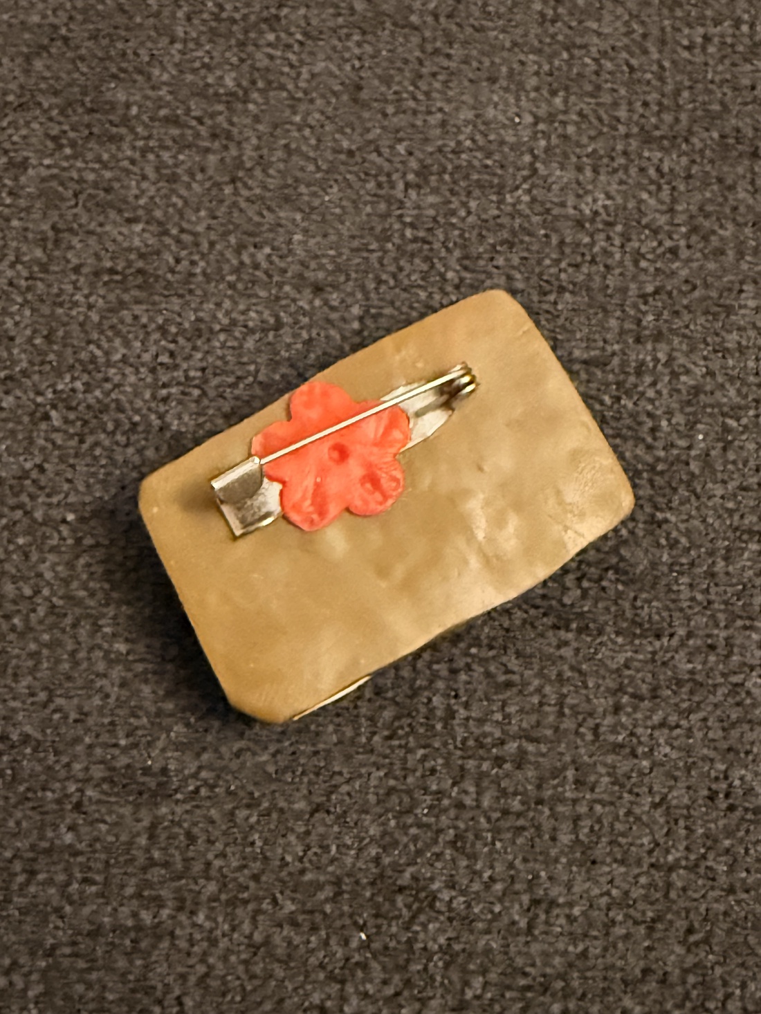 Broșă �carte cu flori lucrată manual - bijuterii - broșe - Artynos.ro