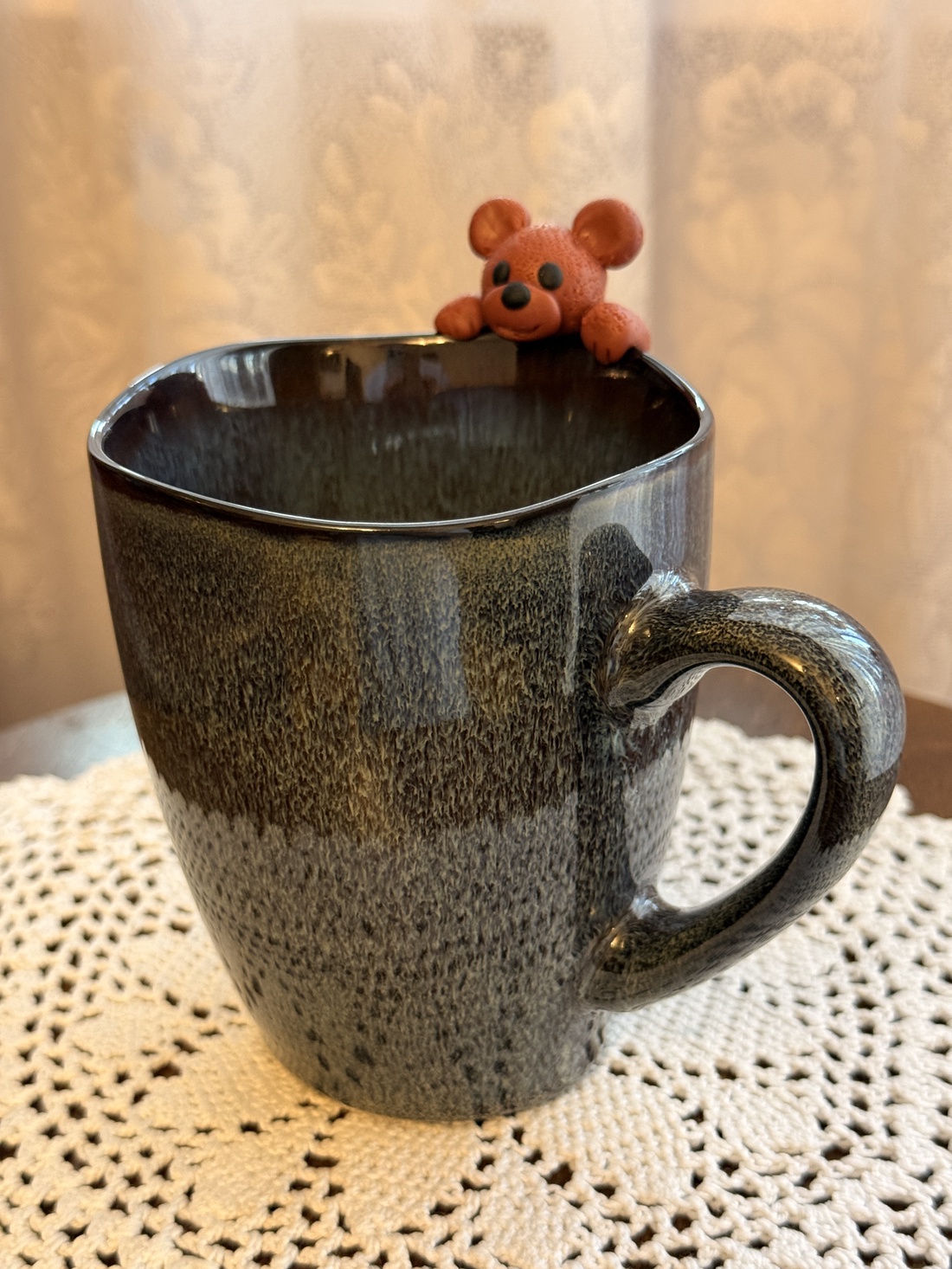 Cana decorată manual �Ursuleț pe cărți - casă & stil de viață - echipamente de bucătărie - accesorii de servire - căni - Artynos.ro