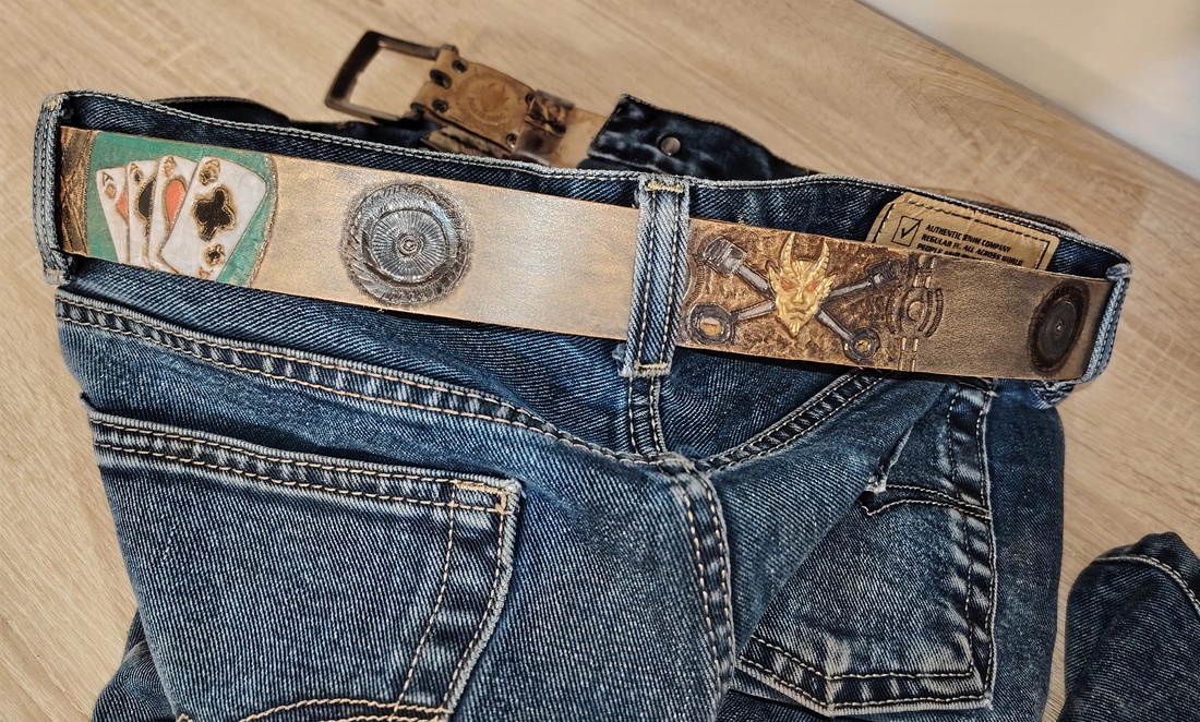 Curea Unicat din Piele Tăbăcită Vegetal - Model Lucky Devil Sculptat Manual - îmbrăcăminte și modă - curele și catarame artizanale - curele - Artynos.ro