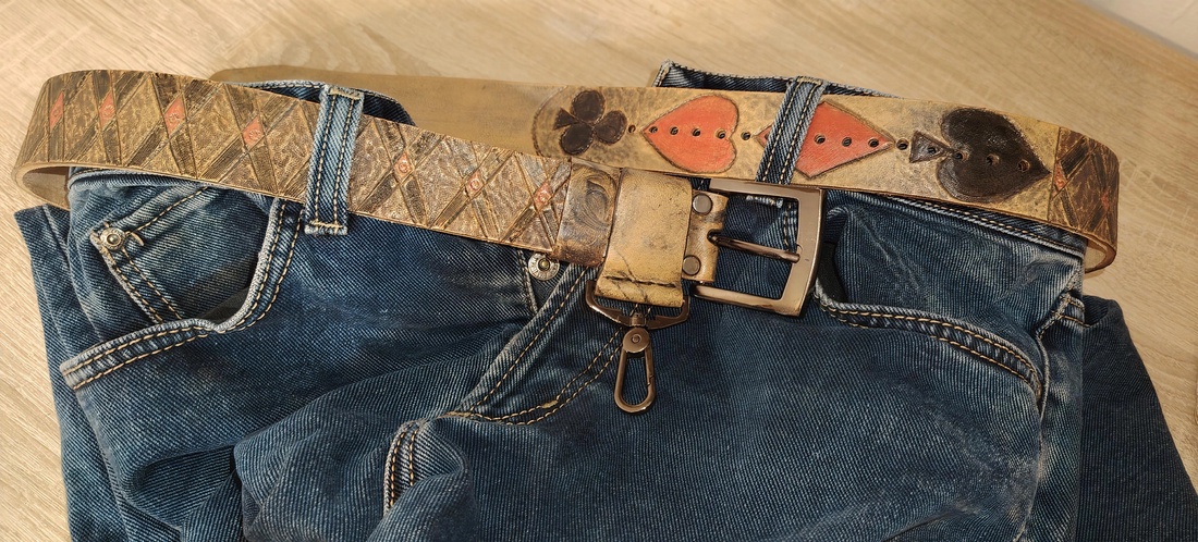 Curea Unicat din Piele Tăbăcită Vegetal - Model Lucky Devil Sculptat Manual - îmbrăcăminte și modă - curele și catarame artizanale - curele - Artynos.ro