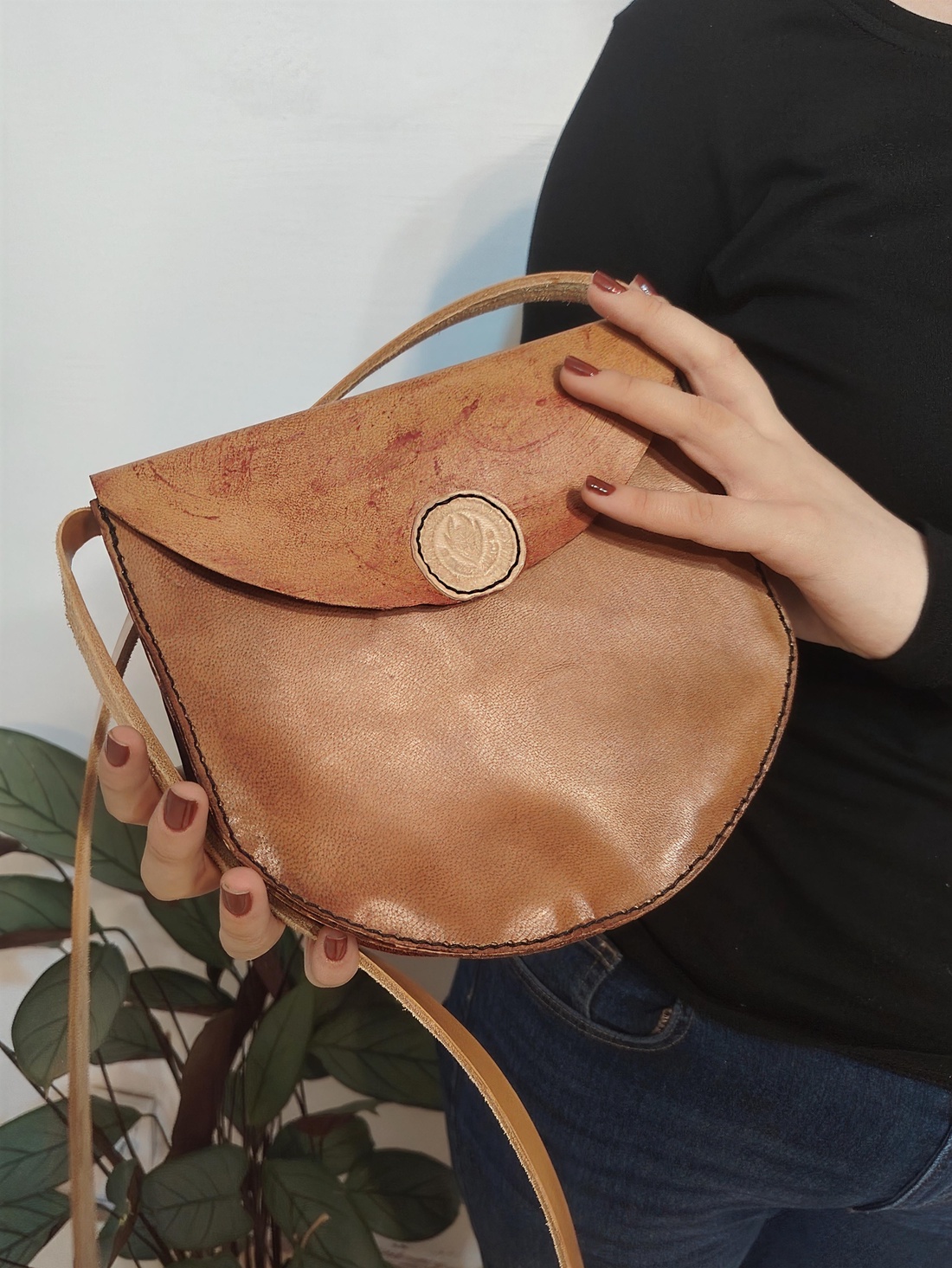 Geantă Crossbody din Piele Naturală 20x20cm � Model Unicat Saddle lucrat manual în Maramureș - genți și portofele - genți de mână și umăr - geantă crossbody - Artynos.ro