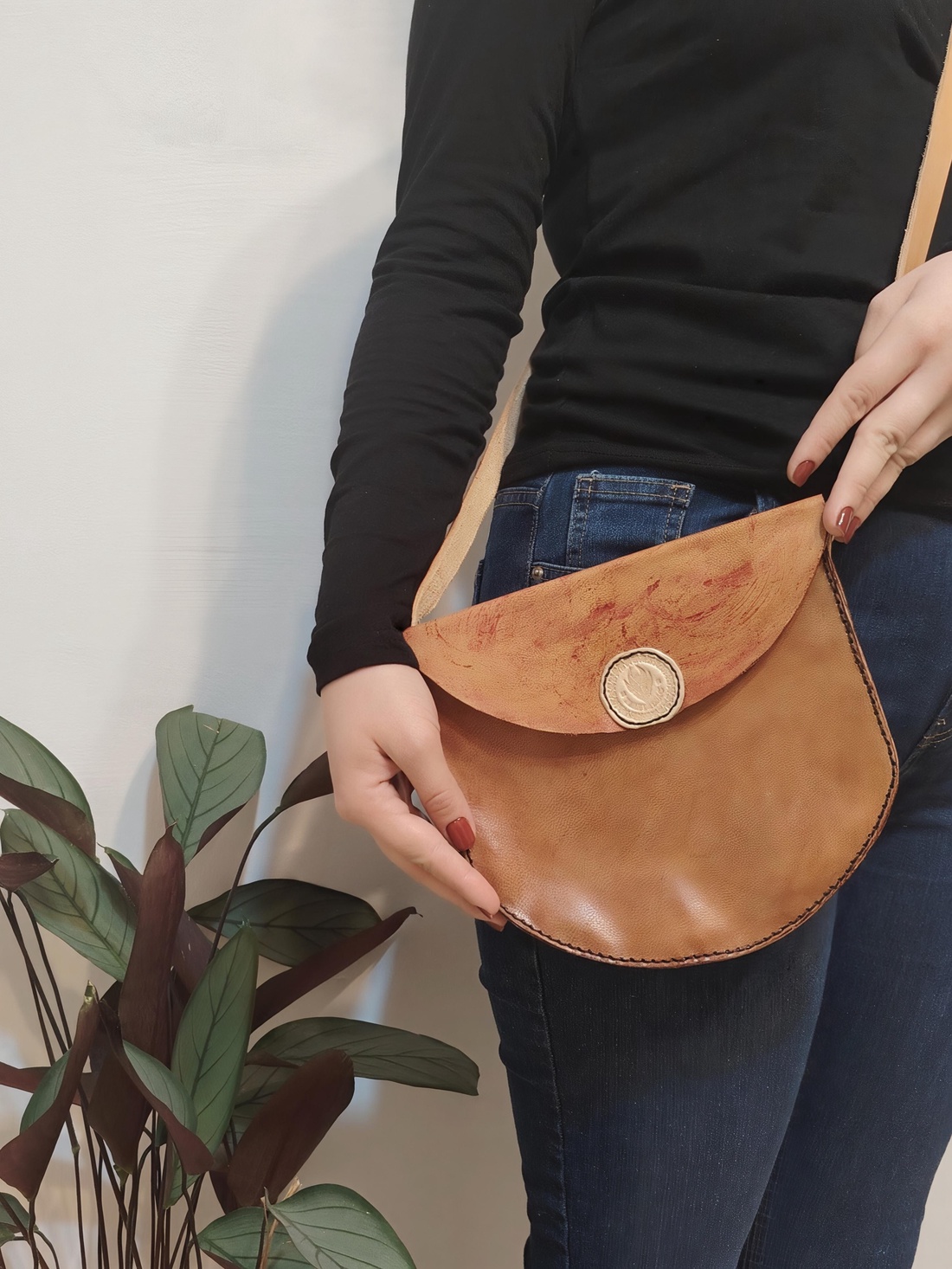 Geantă Crossbody din Piele Naturală 20x20cm � Model Unicat Saddle lucrat manual în Maramureș - genți și portofele - genți de mână și umăr - geantă crossbody - Artynos.ro