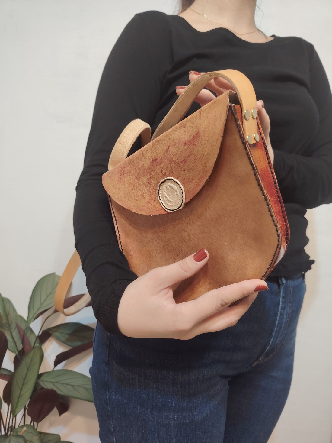 Geantă Crossbody din Piele Naturală 20x20cm � Model Unicat Saddle lucrat manual în Maramureș - genți și portofele - genți de mână și umăr - geantă crossbody - Artynos.ro