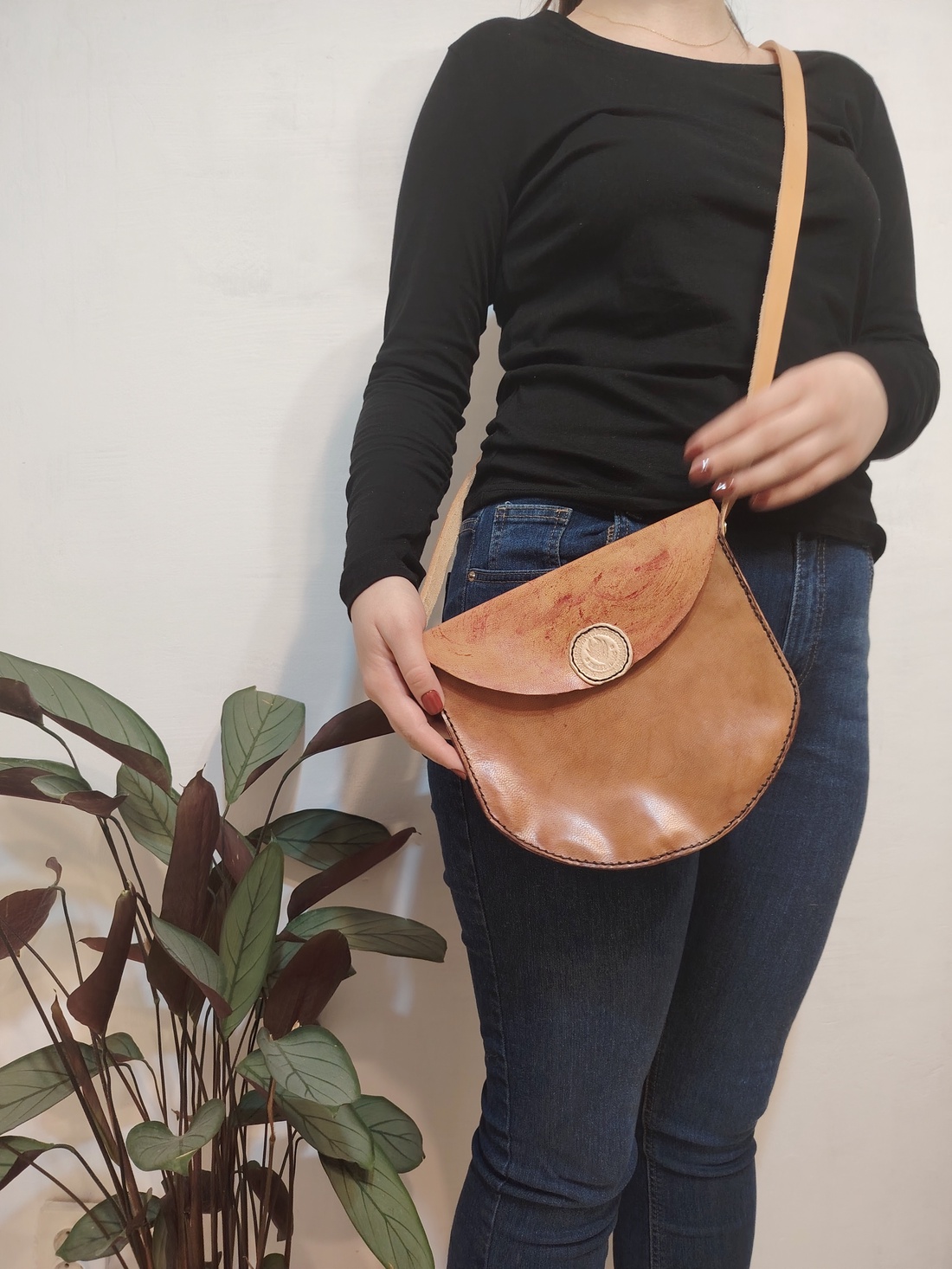 Geantă Crossbody din Piele Naturală 20x20cm � Model Unicat Saddle lucrat manual în Maramureș - genți și portofele - genți de mână și umăr - geantă crossbody - Artynos.ro