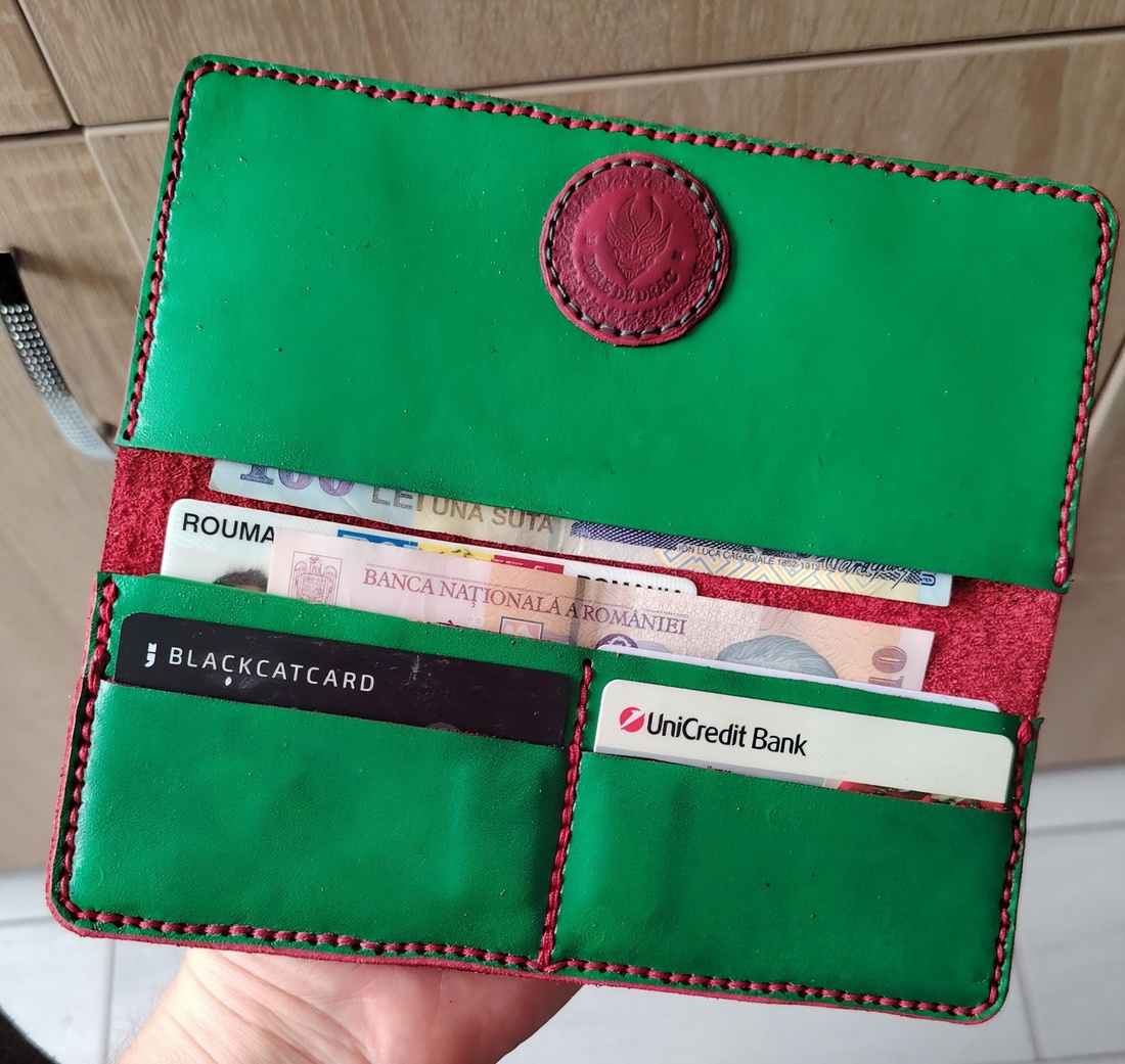 Portofel Lung din Piele Tăbăcită Vegetal � Verde Smarald cu Interior Roșu (Handmade) - genți și portofele - portofele, huse, suporturi - portofele - portofele damă - Artynos.ro