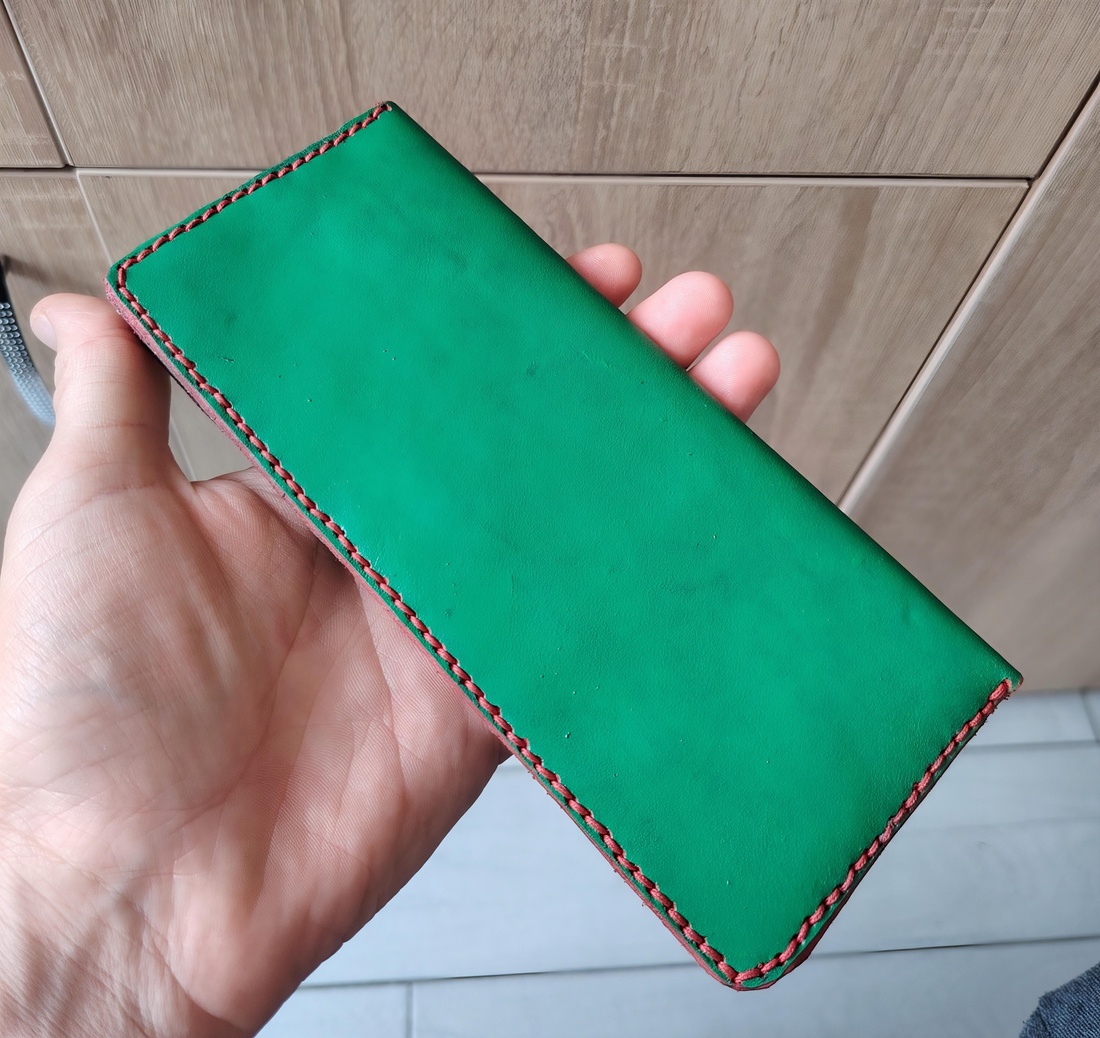 Portofel Lung din Piele Tăbăcită Vegetal � Verde Smarald cu Interior Roșu (Handmade) - genți și portofele - portofele, huse, suporturi - portofele - portofele damă - Artynos.ro