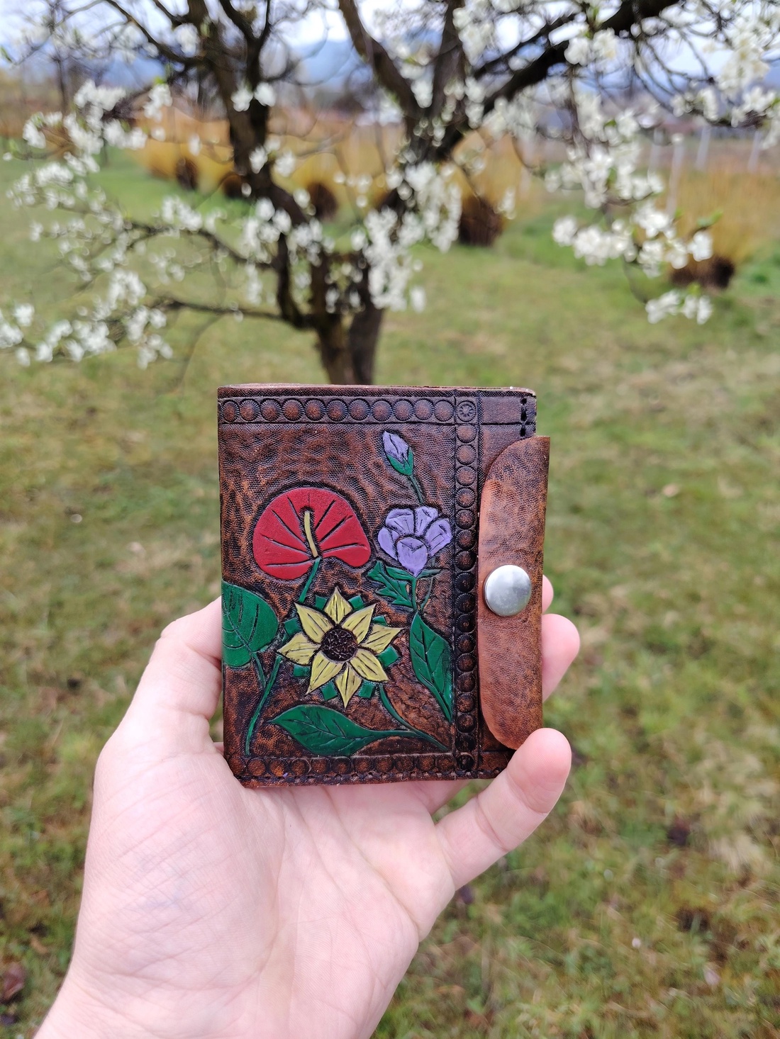 Portofel Unicat din Piele Naturală Sculptată Manual - Motiv Floral - Artizanat autentic - genți și portofele - portofele, huse, suporturi - portofele - portofele damă - Artynos.ro