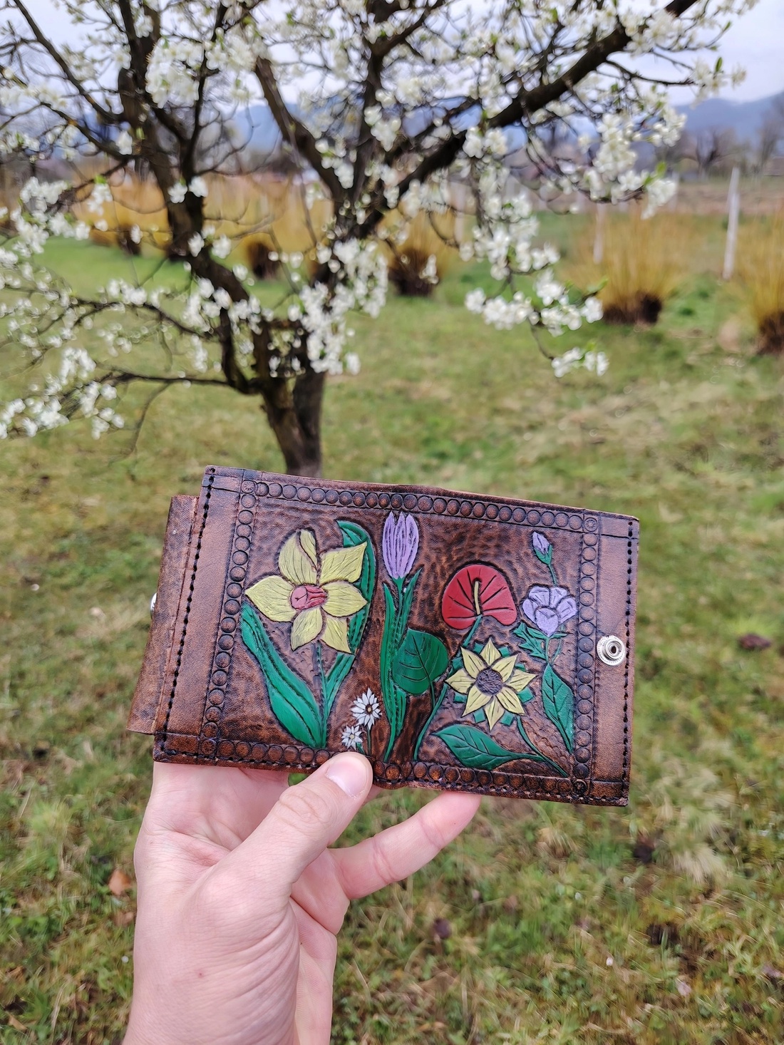 Portofel Unicat din Piele Naturală Sculptată Manual - Motiv Floral - Artizanat autentic - genți și portofele - portofele, huse, suporturi - portofele - portofele damă - Artynos.ro