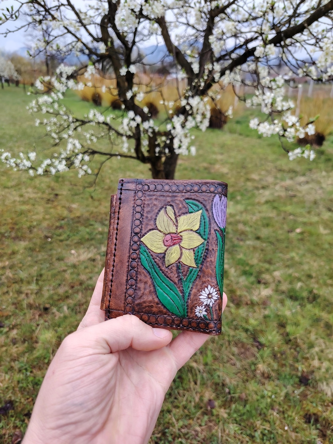 Portofel Unicat din Piele Naturală Sculptată Manual - Motiv Floral - Artizanat autentic - genți și portofele - portofele, huse, suporturi - portofele - portofele damă - Artynos.ro