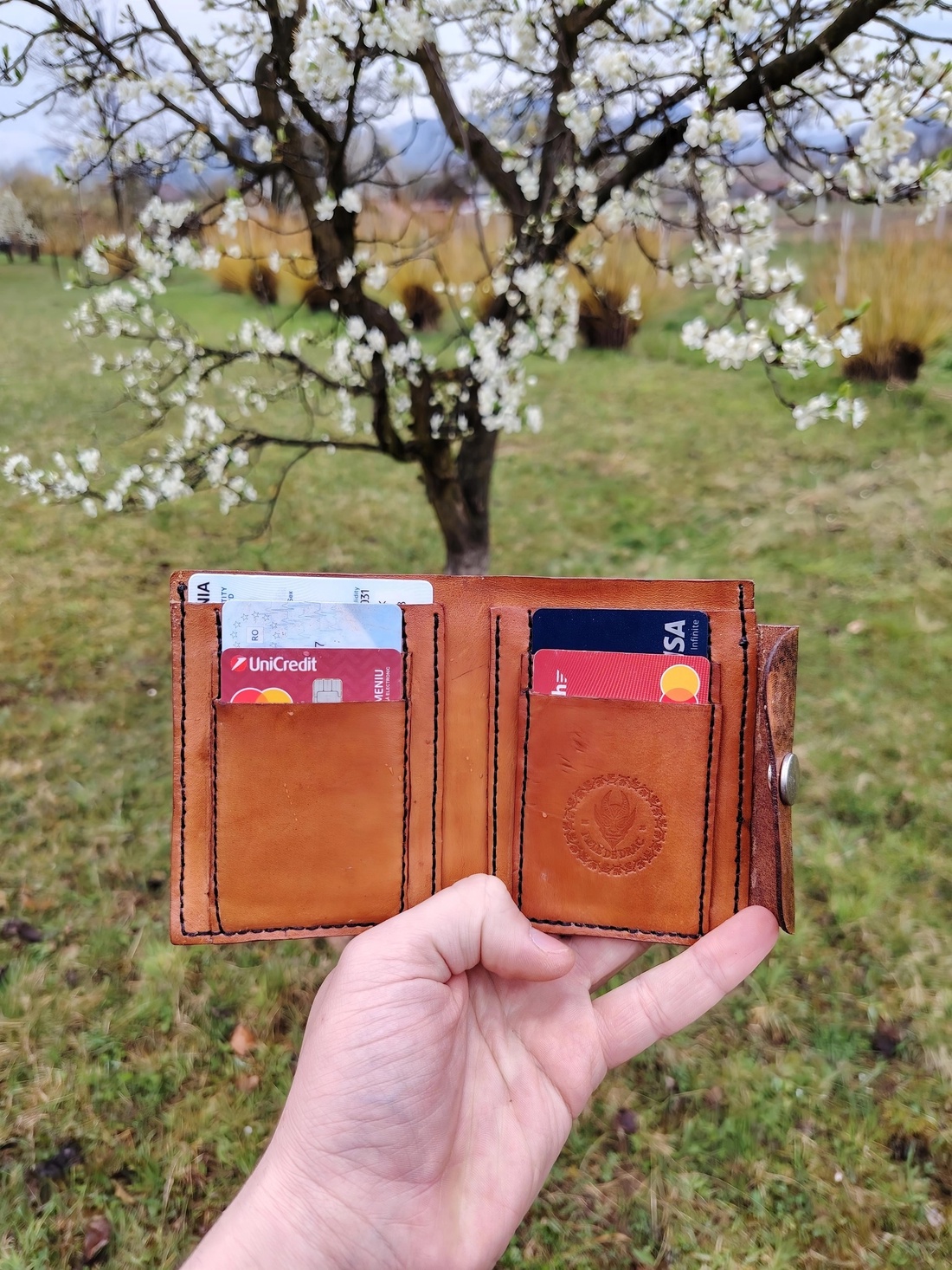 Portofel Unicat din Piele Naturală Sculptată Manual - Motiv Floral - Artizanat autentic - genți și portofele - portofele, huse, suporturi - portofele - portofele damă - Artynos.ro