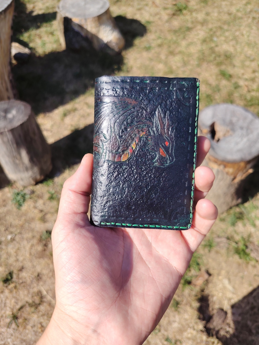 Portofel din piele naturală, gravat și pictat manual, model Dragon - genți și portofele - portofele, huse, suporturi - portofele - portofel bărbați - Artynos.ro