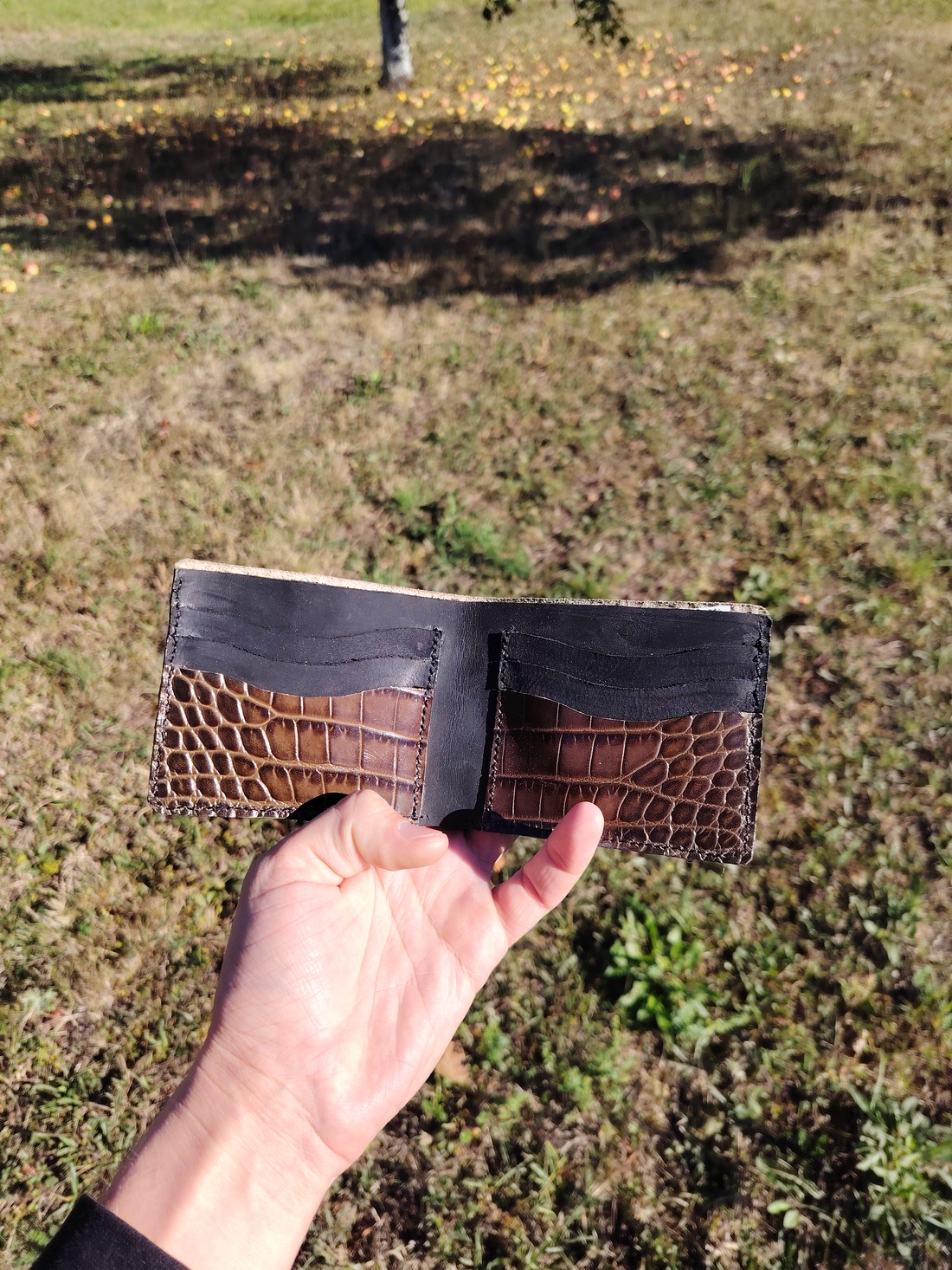 Portofel din piele naturală, lucrat manual, textură crocodil - genți și portofele - portofele, huse, suporturi - portofele - portofel bărbați - Artynos.ro