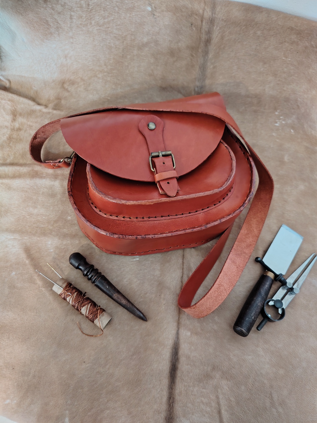 Geantă maro roșcat crossbody/de umar din piele naturală de vită lucrată manual handmade  - genți și portofele - genți de mână și umăr - geantă casual - Artynos.ro