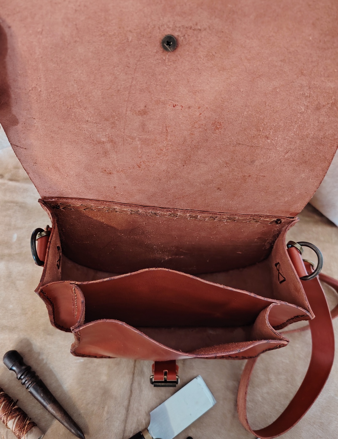 Geantă maro roșcat crossbody/de umar din piele naturală de vită lucrată manual handmade  - genți și portofele - genți de mână și umăr - geantă casual - Artynos.ro