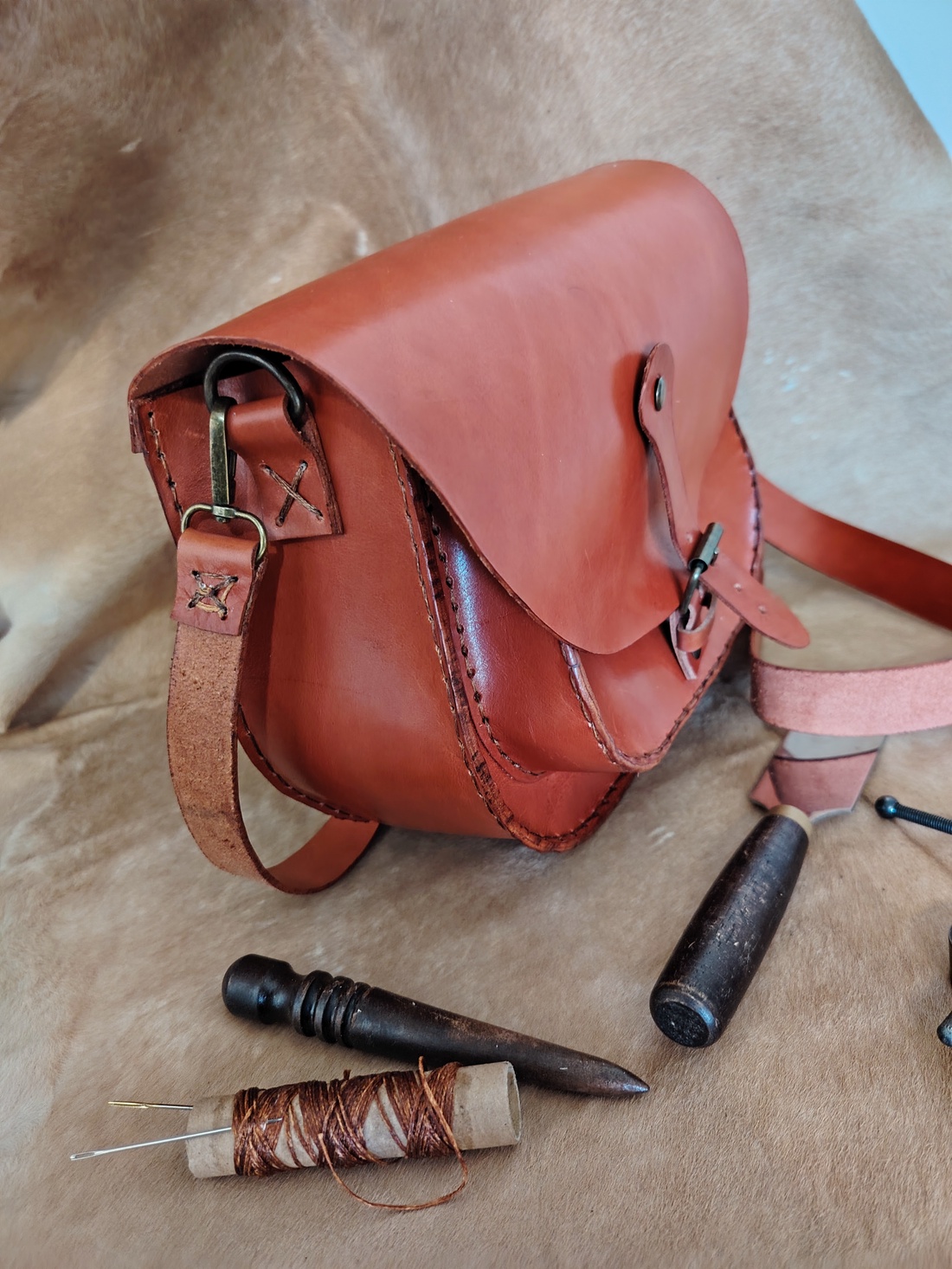 Geantă maro roșcat crossbody/de umar din piele naturală de vită lucrată manual handmade  - genți și portofele - genți de mână și umăr - geantă casual - Artynos.ro