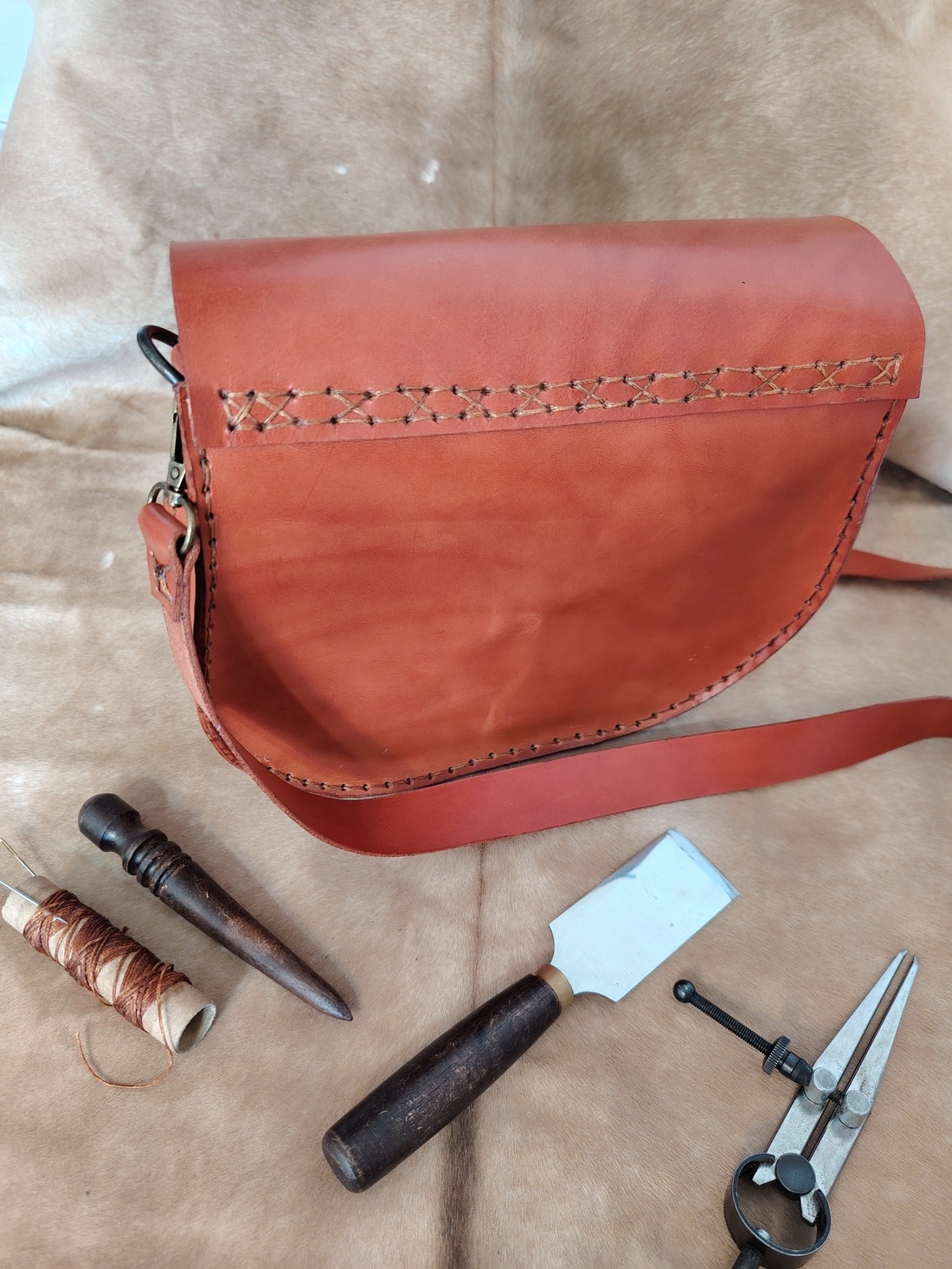 Geantă maro roșcat crossbody/de umar din piele naturală de vită lucrată manual handmade  - genți și portofele - genți de mână și umăr - geantă casual - Artynos.ro