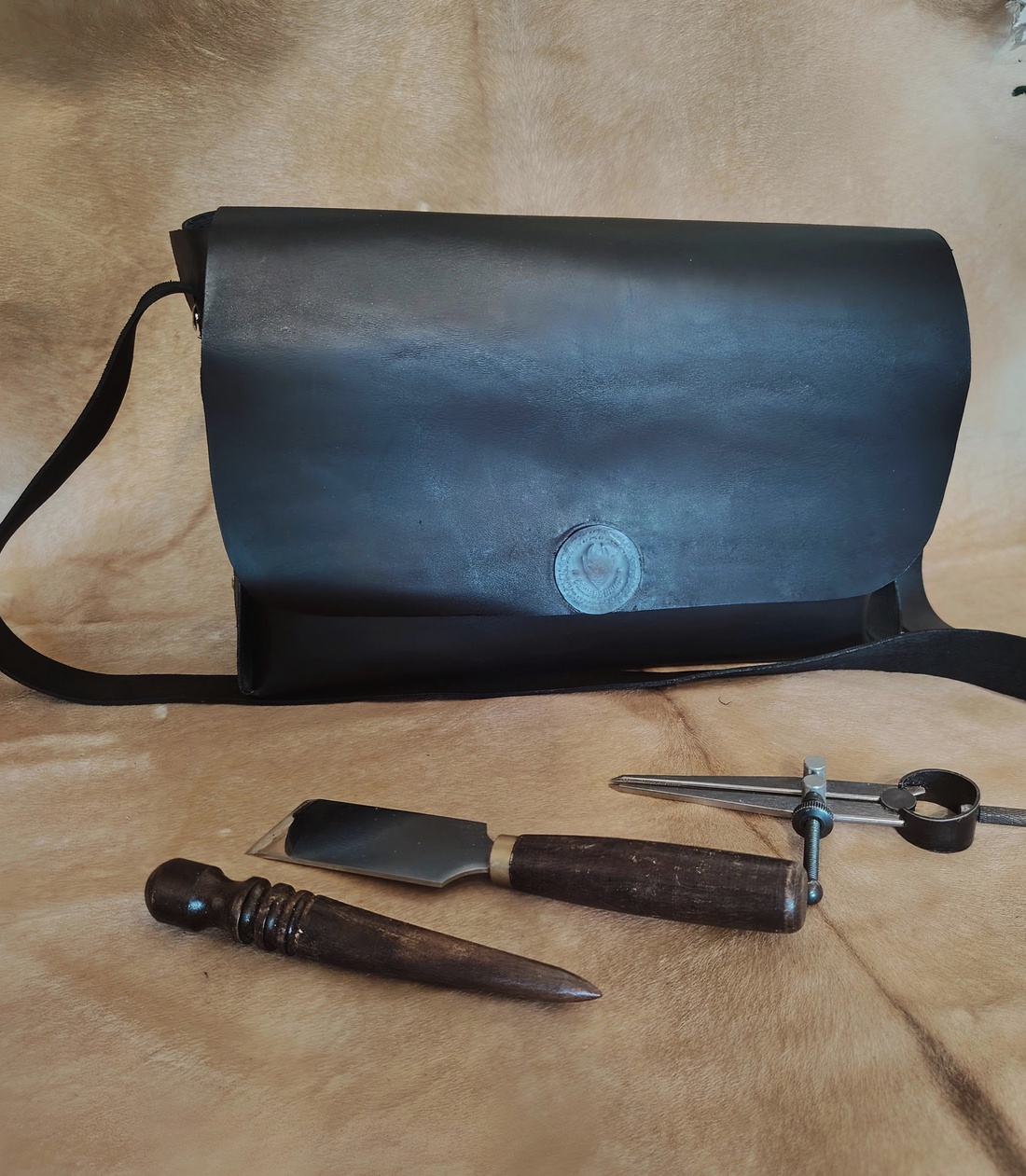 Geantă neagră crossbody/de umar din piele naturală de vită lucrată manual handmade  - genți și portofele - genți de mână și umăr - geantă casual - Artynos.ro