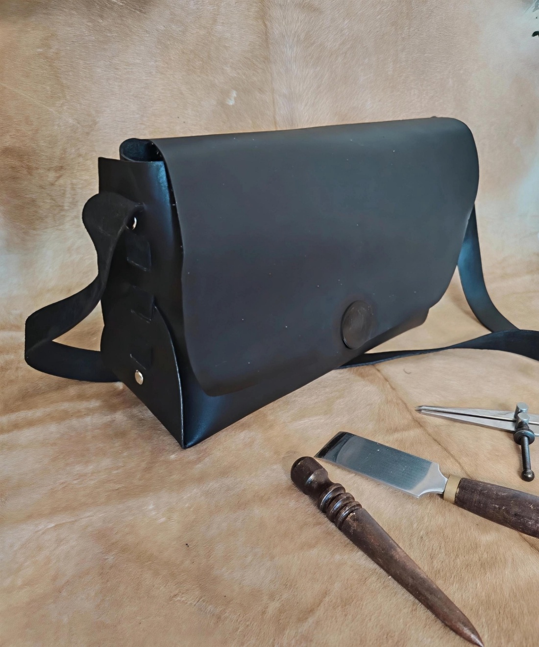 Geantă neagră crossbody/de umar din piele naturală de vită lucrată manual handmade  - genți și portofele - genți de mână și umăr - geantă casual - Artynos.ro