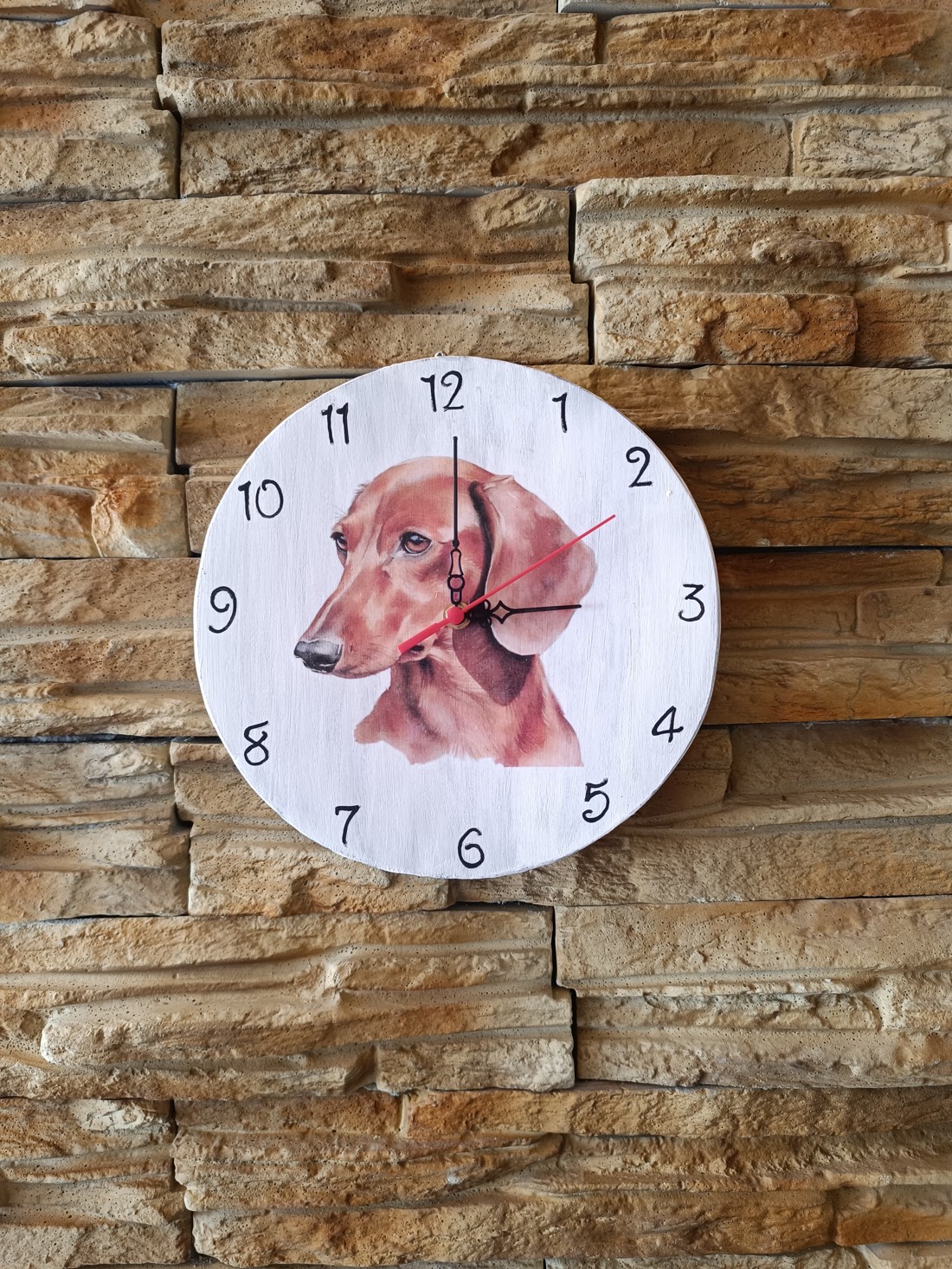 Ceas de perete din lemn alb cu câine teckel maro - - Artynos.ro Ceas de perete din lemn alb cu câine teckel maro - - Artynos.ro