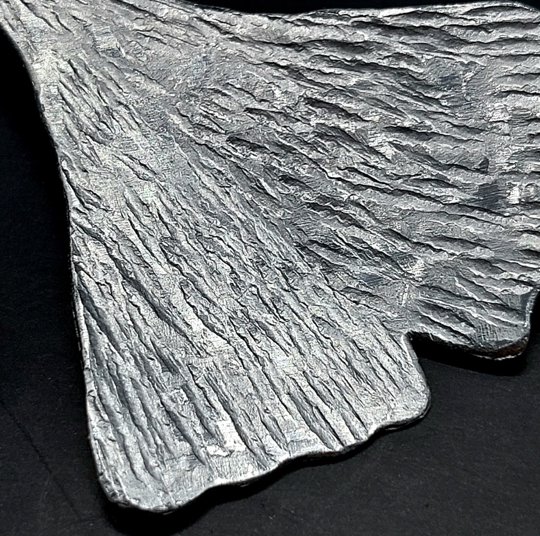 Ginkgo biloba în aluminiu în formă de pană - bijuterii - seturi de bijuterii - Artynos.ro  Ginkgo biloba în aluminiu în formă de pană - bijuterii - seturi de bijuterii - Artynos.ro