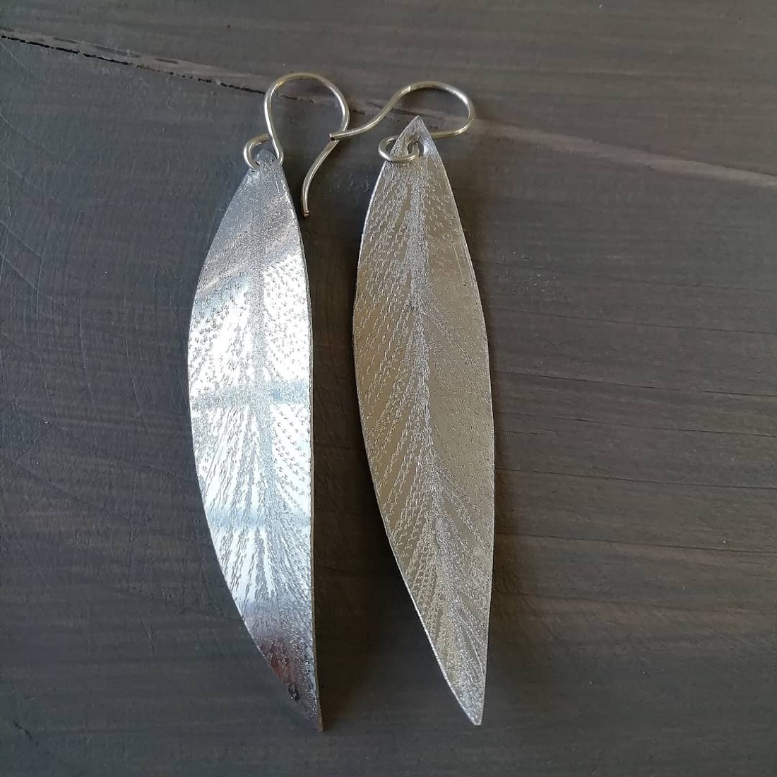 Cercei cu frunze de argint din aluminiu - bijuterii - cercei lungi - Artynos.ro Cercei cu frunze de argint din aluminiu - bijuterii - cercei lungi - Artynos.ro