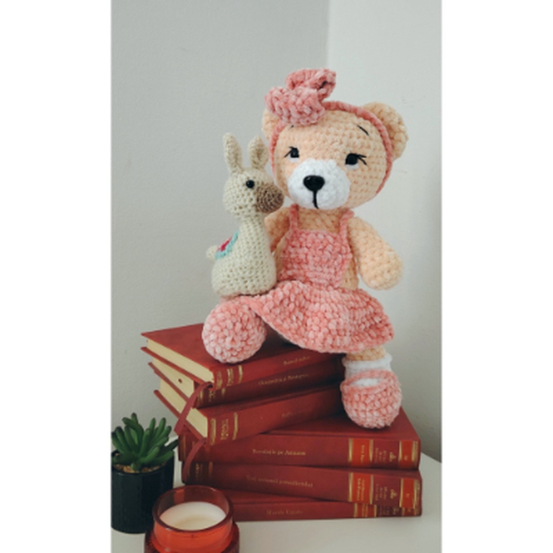Jucărie de pluș croșetată, Baby Nora și Alpaca - jucării și echipamente pentru copii - plușuri - ursuleț de pluș - Artynos.ro Jucărie de pluș croșetată, Baby Nora și Alpaca - jucării și echipamente pentru copii - plușuri - ursuleț de pluș - Artynos.ro
