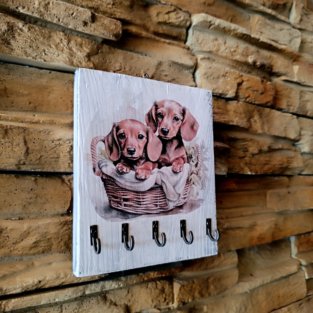 Breloc de perete din lemn în stil vintage cu cățeluși dachshund - - Artynos.ro Breloc de perete din lemn în stil vintage cu cățeluși dachshund - - Artynos.ro