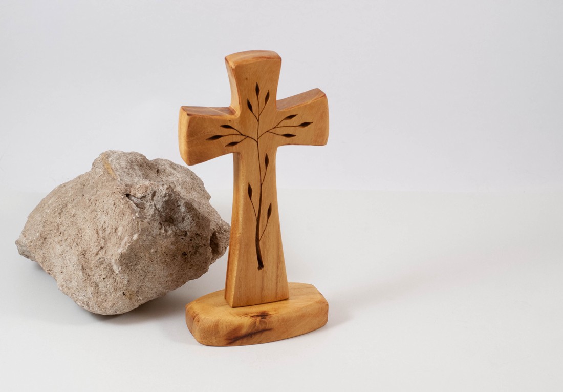 Cruce de lemn cu model, cu bază, de masă -  - Artynos.ro