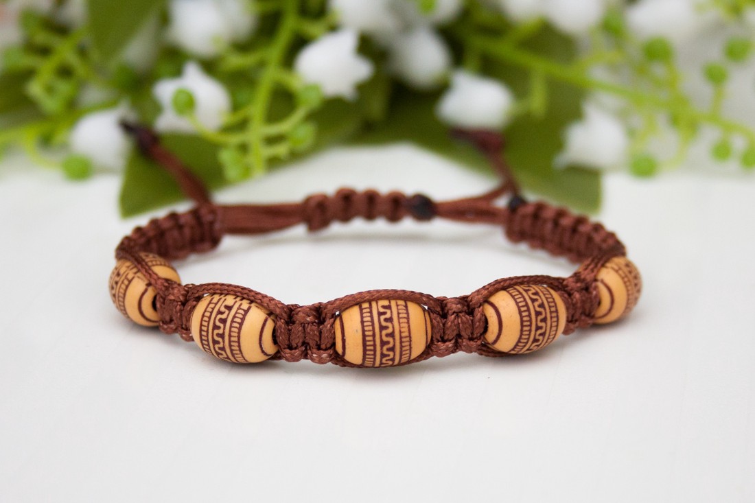 Brățară macramé împletită - maro - - Artynos.ro Brățară macramé împletită - maro - - Artynos.ro