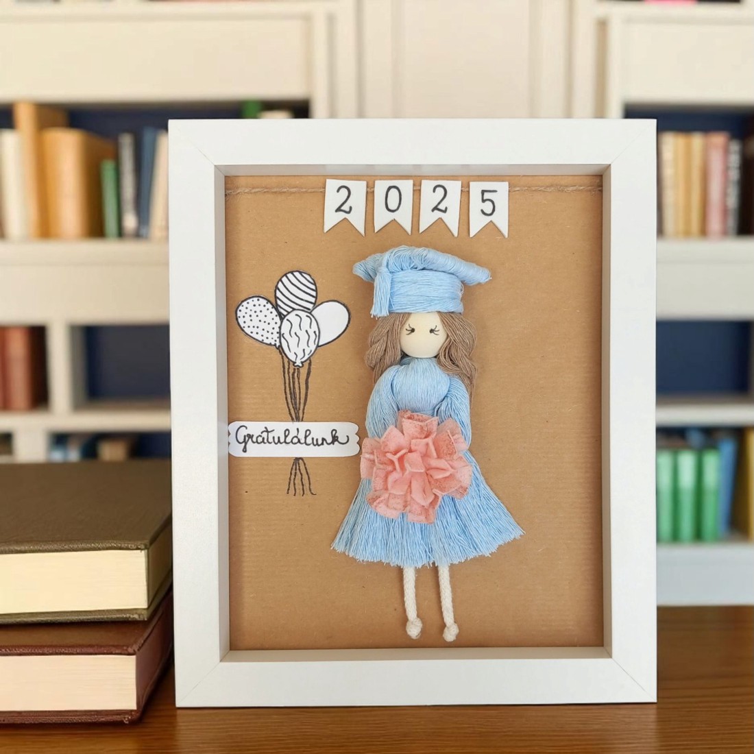 Cadou de absolvire - Păpușă macramé personalizabilă în cadru 3D -  - Artynos.ro