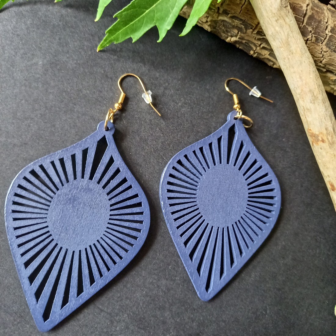 Cercei atârnători din lemn cu model în formă de grilaj  - bijuterii - cercei - Artynos.ro