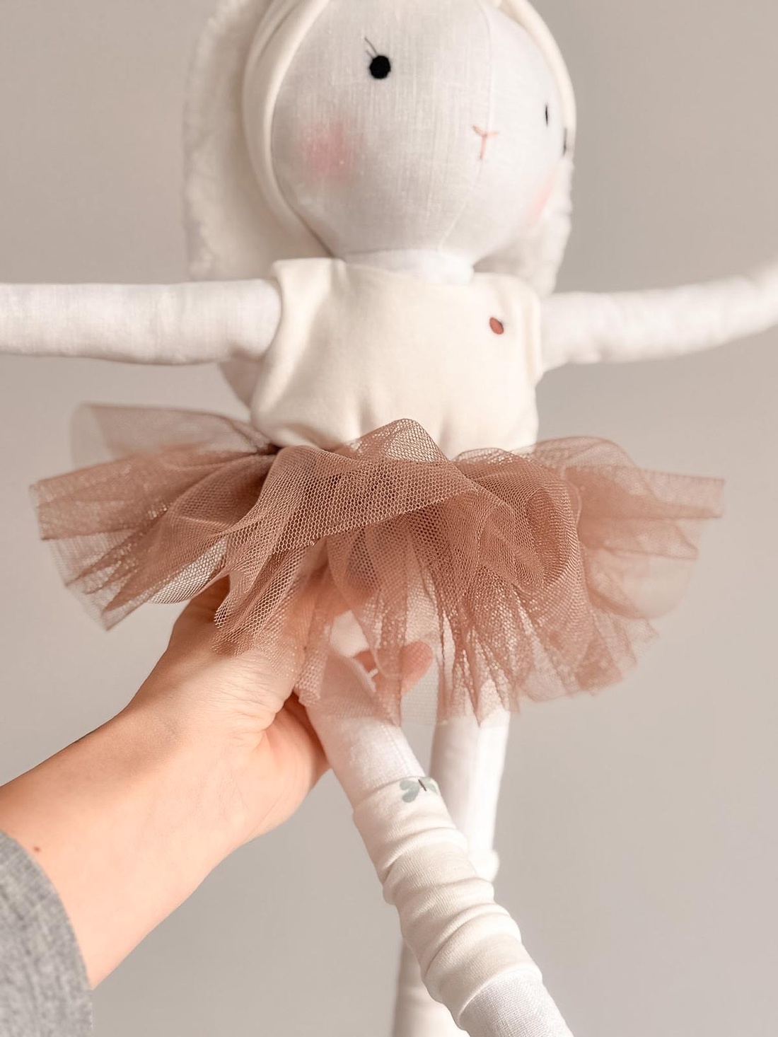 Păpușă de pluș 40 cm - Iepurina Balerina costum mauve/tull roz - Popette Atelier - jucării și echipamente pentru copii - jucării și accesorii pentru copii - păpușă de îmbrăcat - Artynos.ro