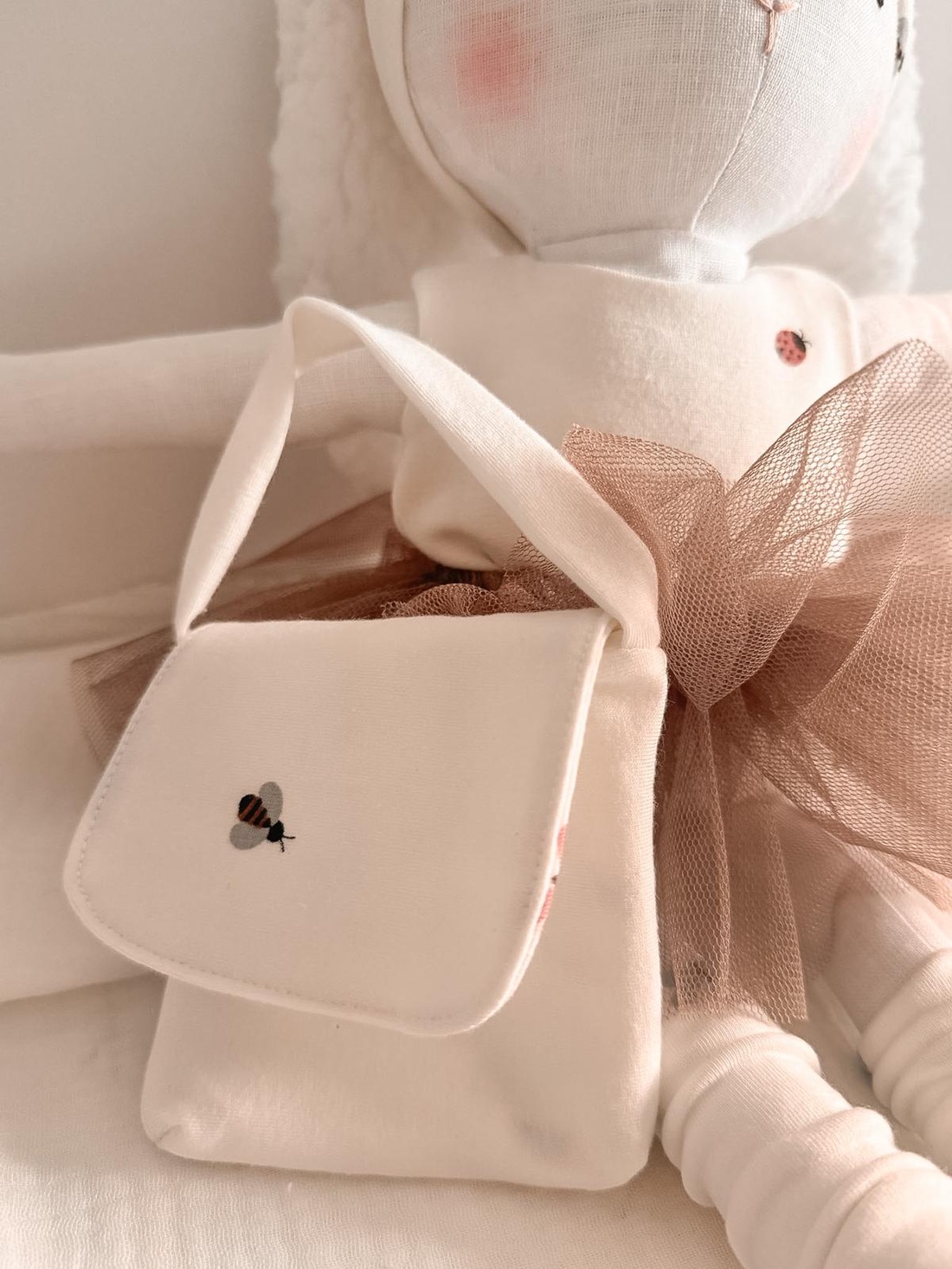 Păpușă de pluș 40 cm - Iepurina Balerina costum mauve/tull roz - Popette Atelier - jucării și echipamente pentru copii - jucării și accesorii pentru copii - păpușă de îmbrăcat - Artynos.ro