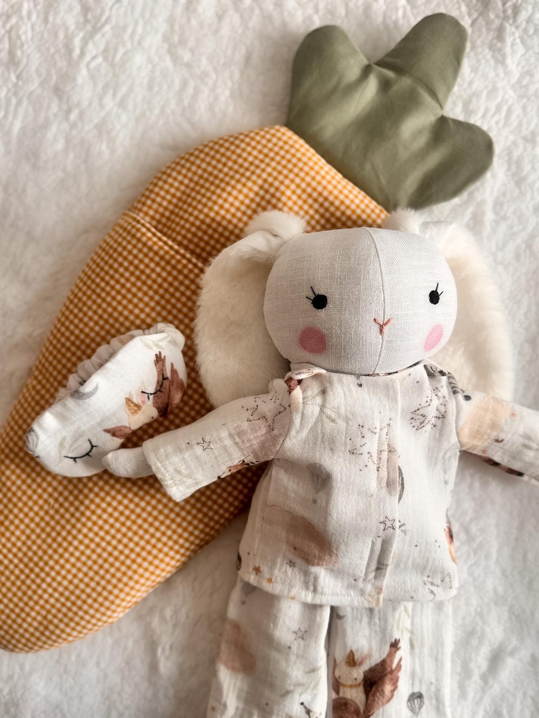 Set casa textila si iepuras de plus mare - 41 cm - jucării și echipamente pentru copii - jucării și accesorii pentru copii - păpuși de joacă - Artynos.ro