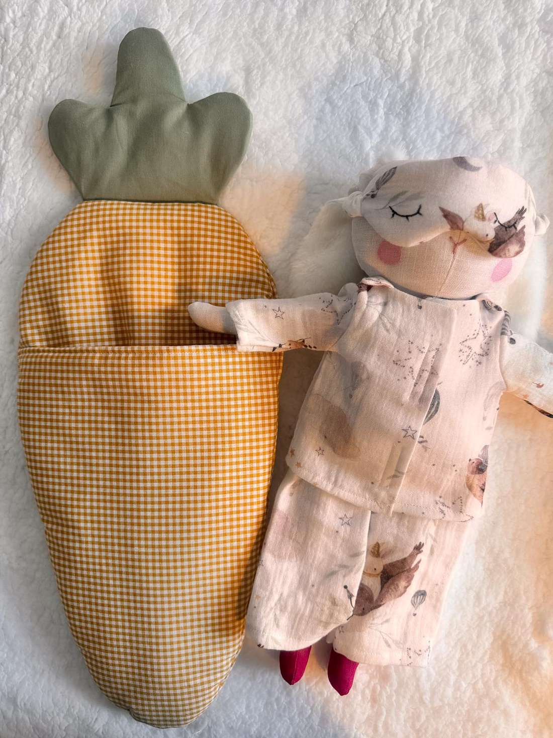 Set casa textila si iepuras de plus mare - 41 cm - jucării și echipamente pentru copii - jucării și accesorii pentru copii - păpuși de joacă - Artynos.ro