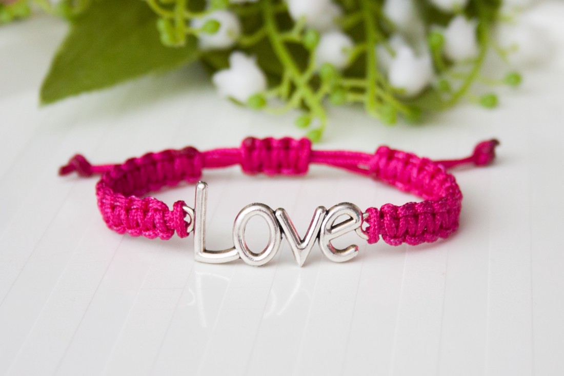 Brățară macramé împletită - Love pink roz închis - - Artynos.ro Brățară macramé împletită - Love pink roz închis - - Artynos.ro