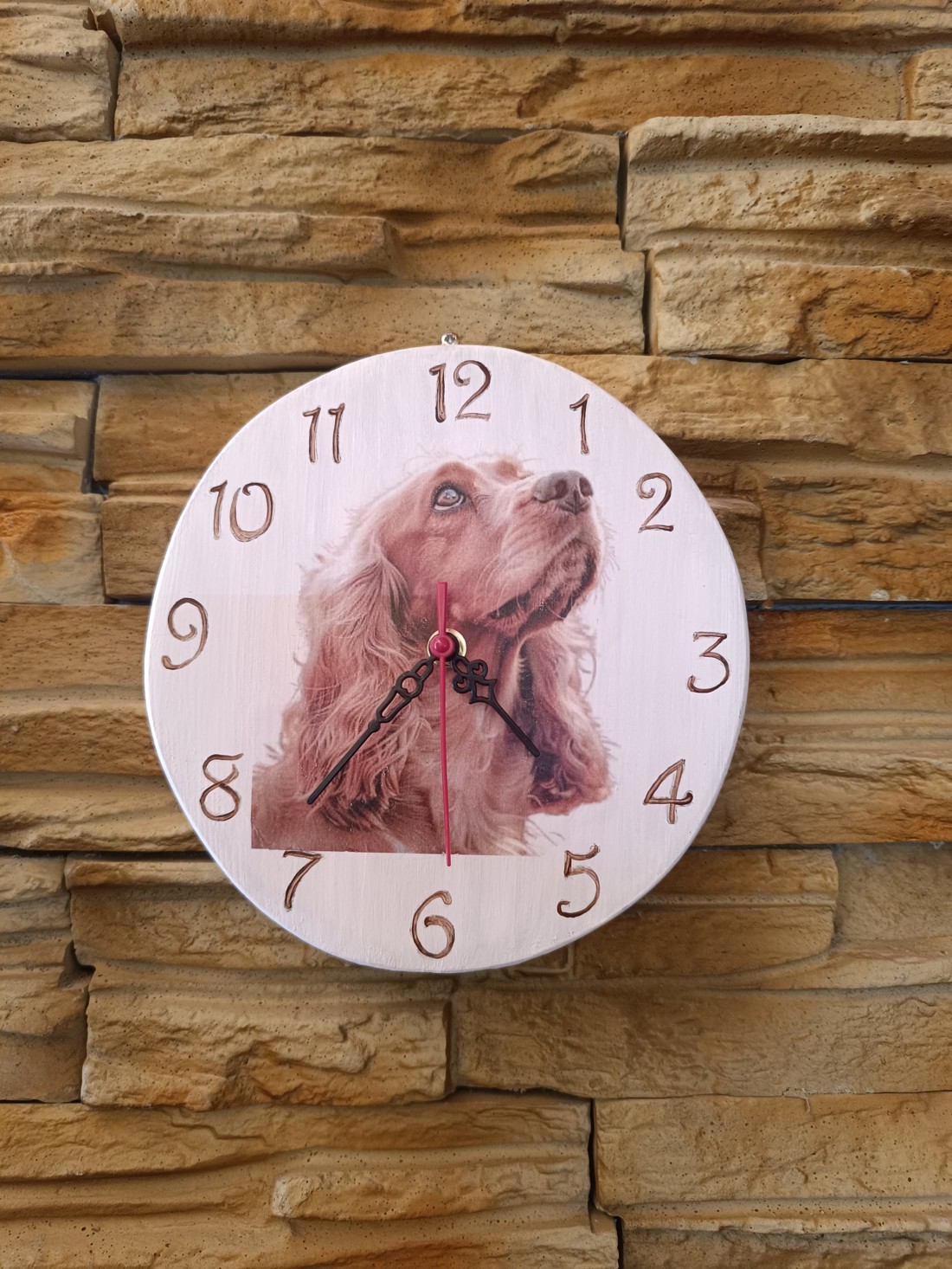 Ceas de perete alb din lemn cu câine spaniel - - Artynos.ro Ceas de perete alb din lemn cu câine spaniel - - Artynos.ro