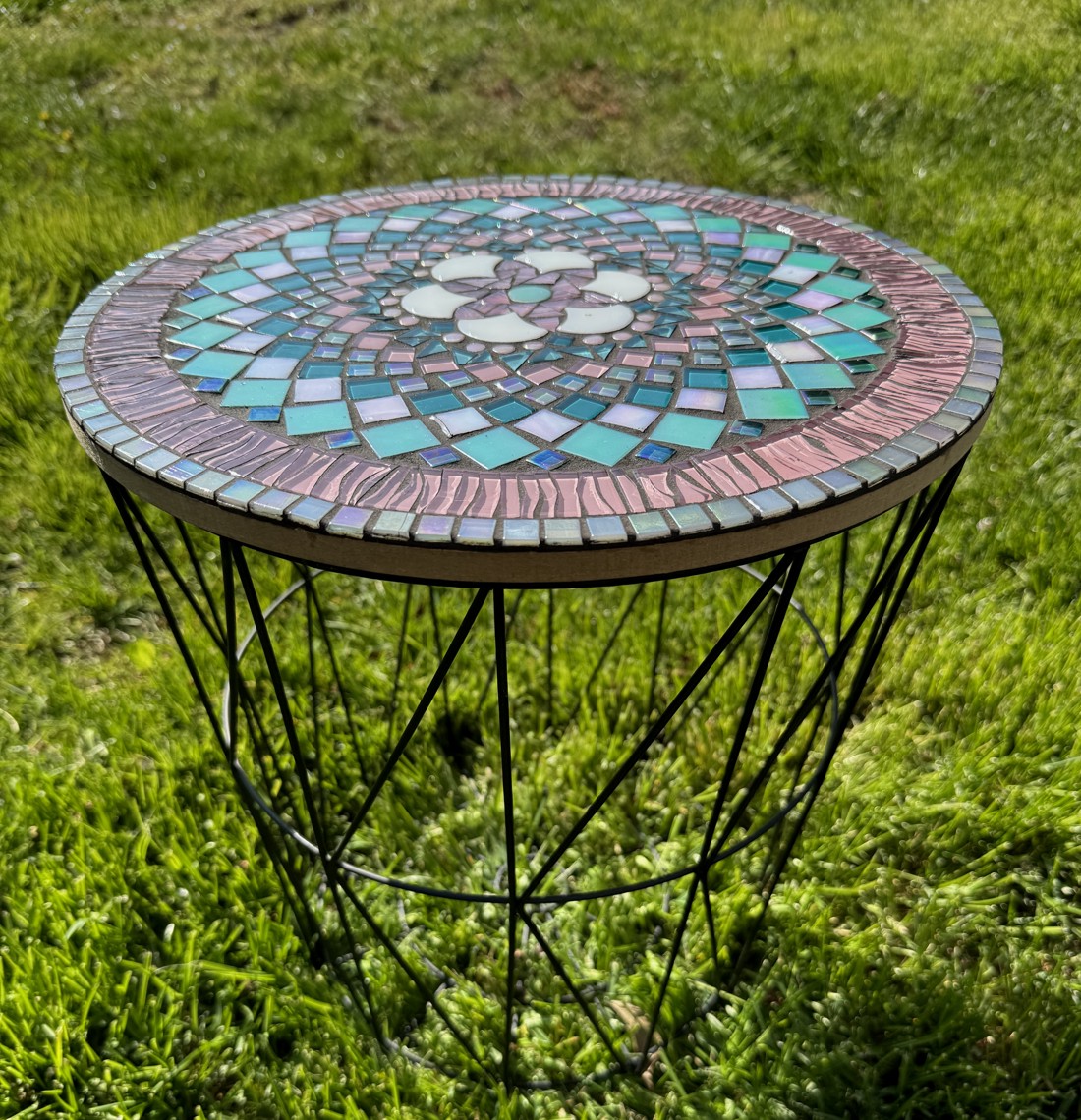 Măsuță colorată, pastel cu model mandala, - - Artynos.ro Măsuță colorată, pastel cu model mandala, - - Artynos.ro