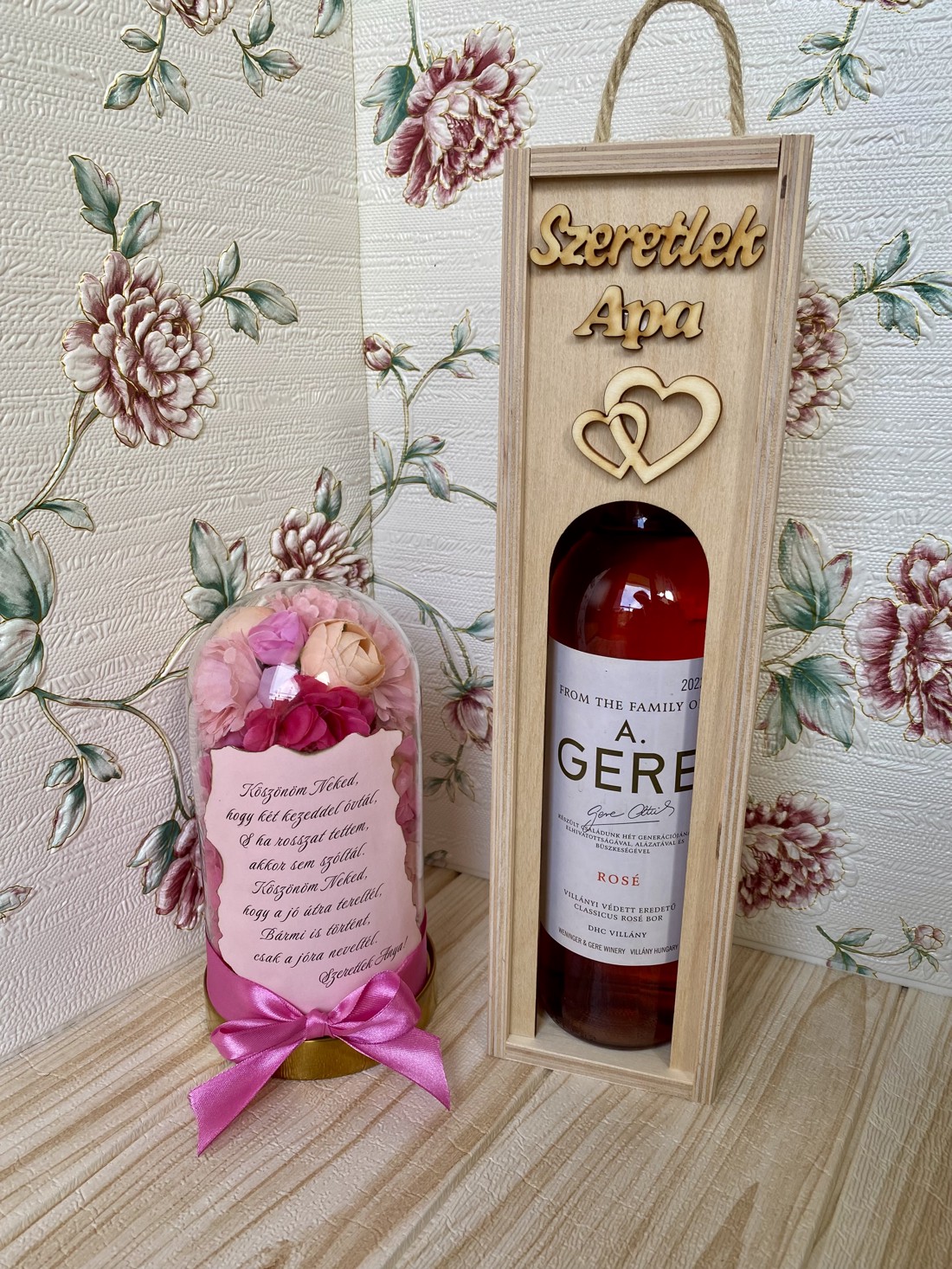 Bun venit pentru cuplu - 1 suport pentru vin + 1 aranjament floral cu trandafir veșnic -  - Artynos.ro