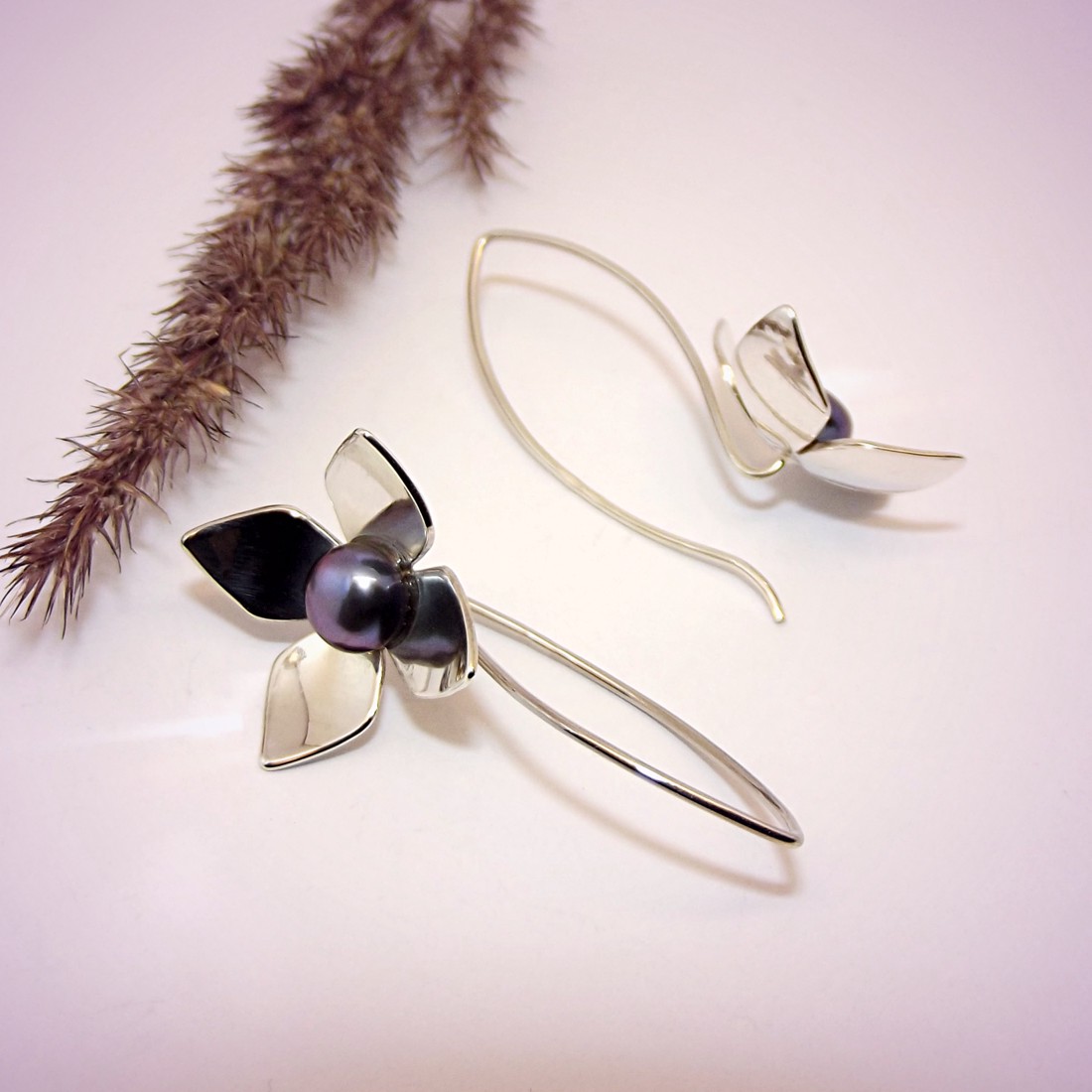 Floare cu patru petale și perlă gri, pereche de cercei de damă din argint (EF.068) - bijuterii - cercei - Artynos.ro