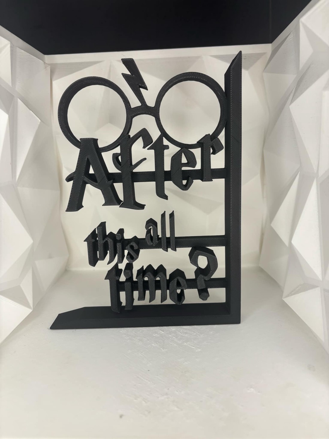 Suport de carte Harry Potter - casă & stil de viață - accesorii pentru decorat casa - decorațiuni de masă și decorațiuni pentru rafturi - suport carte - Artynos.ro Suport de carte Harry Potter - casă & stil de viață - accesorii pentru decorat casa - decorațiuni de masă și decorațiuni pentru rafturi - suport carte - Artynos.ro