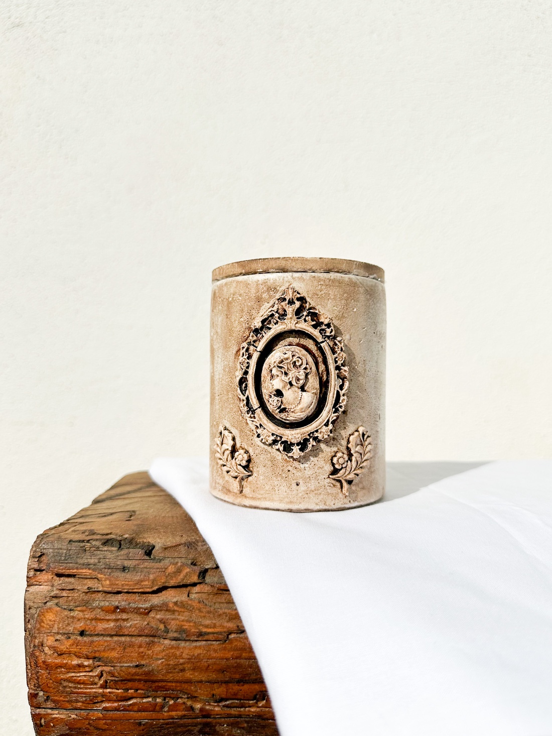 Recipient ciment decorat manual si incarcat cu ceara soia 200ml - casă & stil de viață - lumânări, parfumuri, arome - lumânare - lumânări artizanale - Artynos.ro