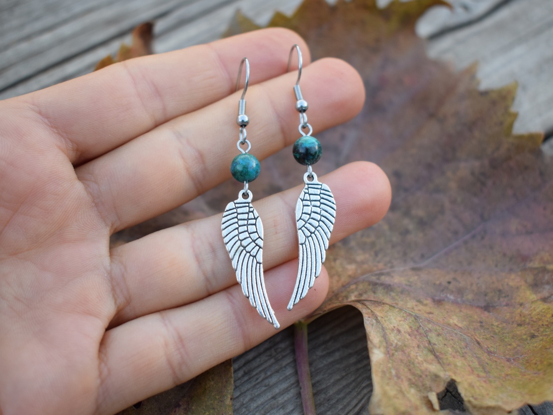 Cercei Aripi  Charm Metalic Argintiu si Pietre Semipretioase - bijuterii - cercei - cercei cu figurine - Artynos.ro