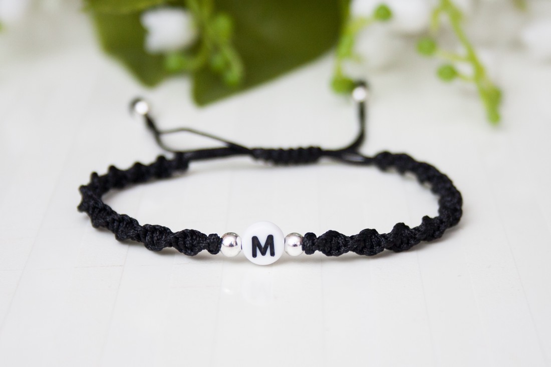 Brățară macramé împletită cu litere răsucite - Negru -  - Artynos.ro